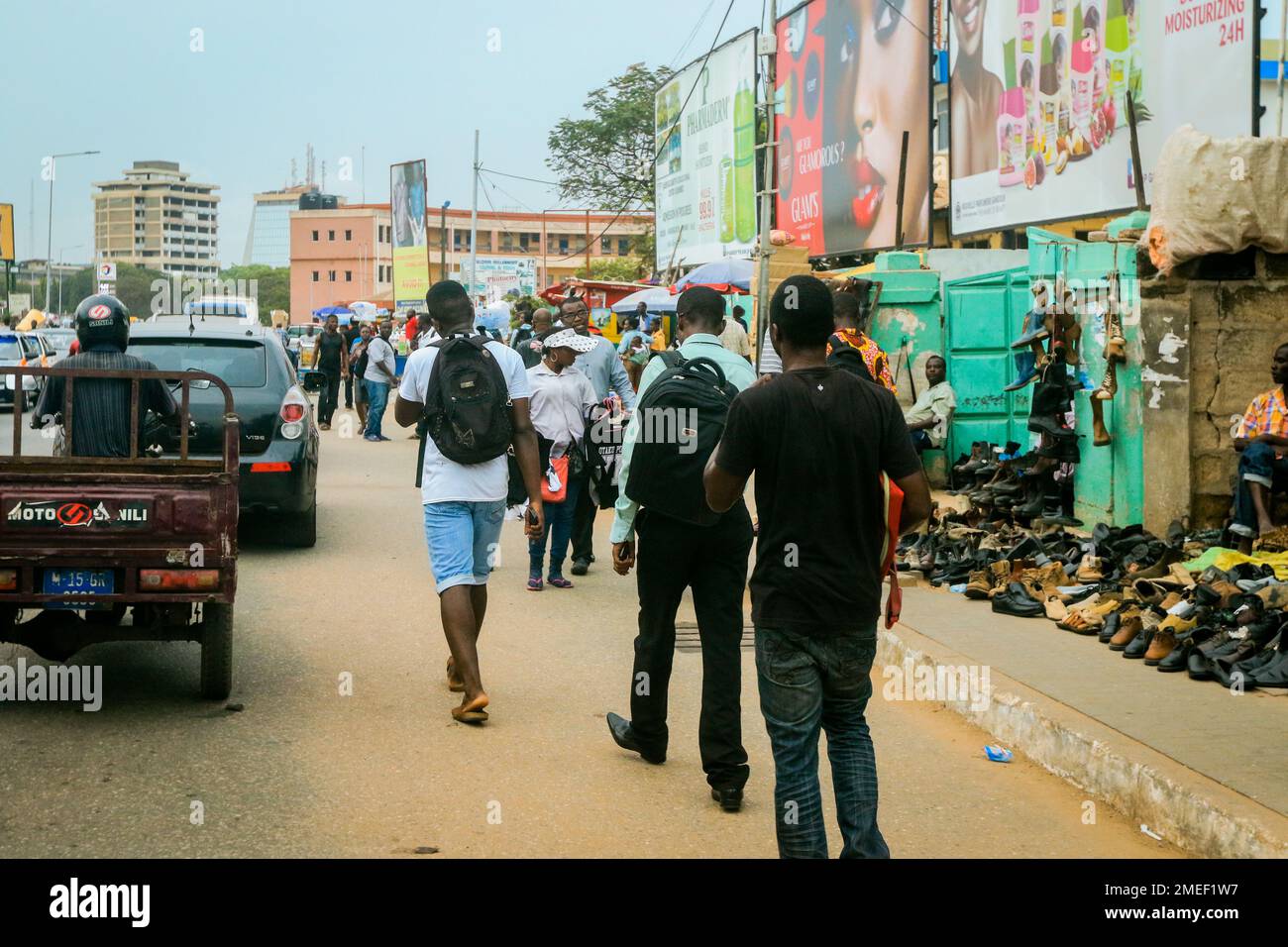 Einheimische afrikanische Ghana zu Fuß zu den täglichen Aktivitäten auf den Straßen von Accra Stockfoto