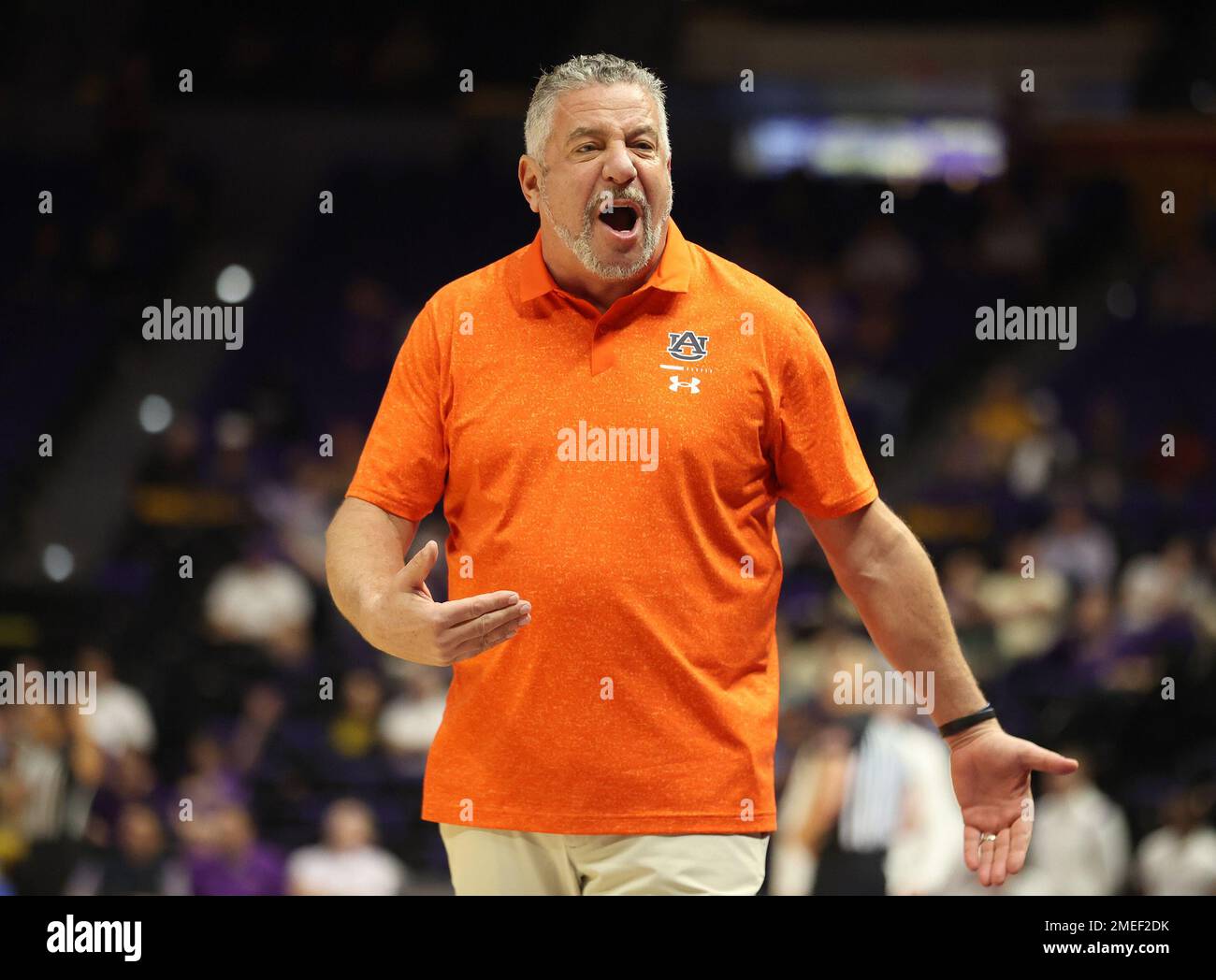 Baton Rouge, USA. 18. Januar 2023. Auburn Cheftrainer Bruce Pearl spricht mit seinem Team während eines College-Basketballspiels im Pete Maravich Assembly Center in Baton Rouge, Louisiana, am Mittwoch, den 18. Januar 2022. (Foto: Peter G. Forest/Sipa USA) Kredit: SIPA USA/Alamy Live News Stockfoto