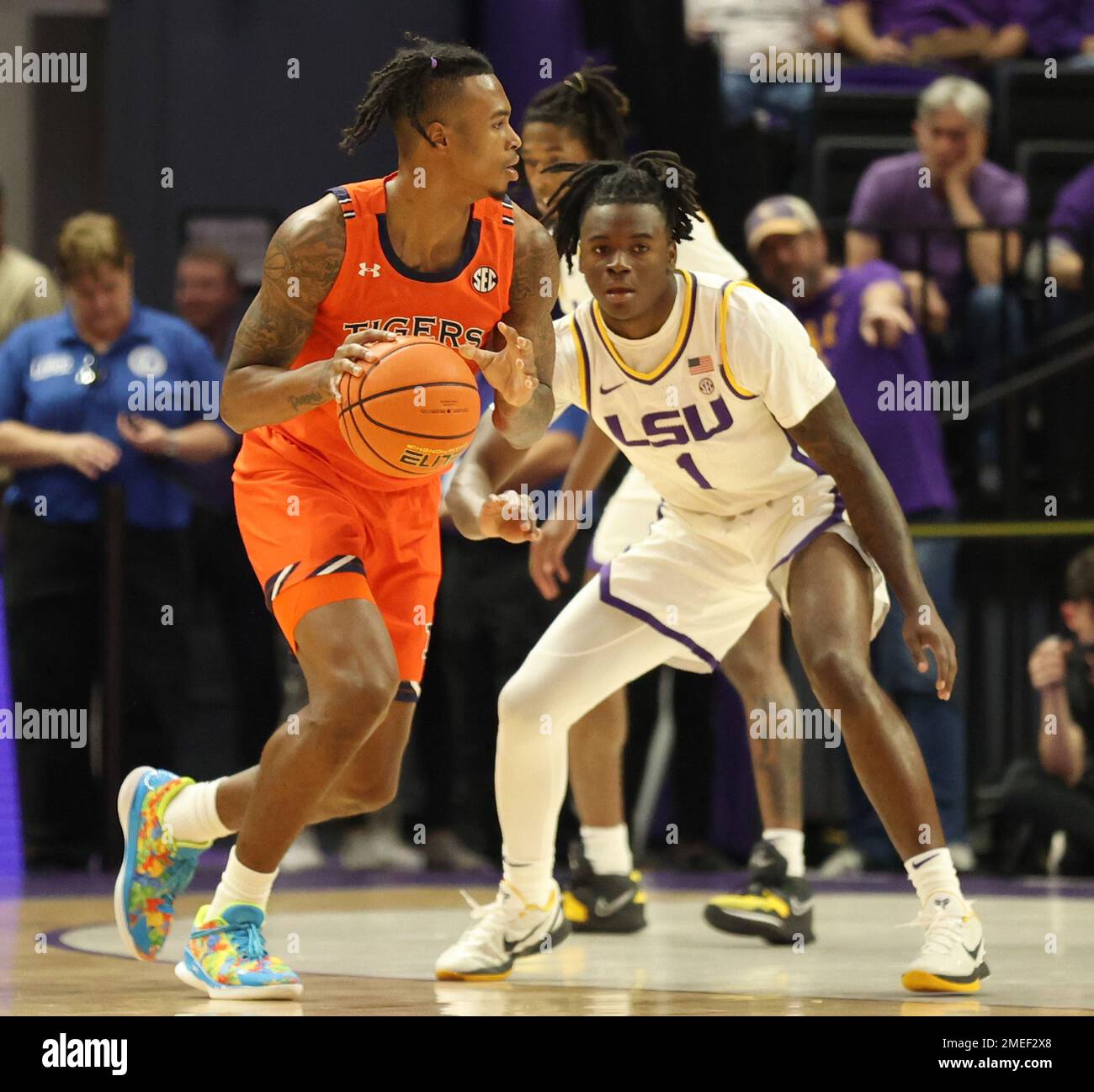 Baton Rouge, USA. 18. Januar 2023. Auburn Guard Allen Flanigan (22) versucht, während eines College-Basketballspiels im Pete Maravich Assembly Center in Baton Rouge, Louisiana, am Mittwoch, den 18. Januar 2022, vorbei an der LSU-Guard Cam Hayes (1) zu kommen. (Foto: Peter G. Forest/Sipa USA) Kredit: SIPA USA/Alamy Live News Stockfoto