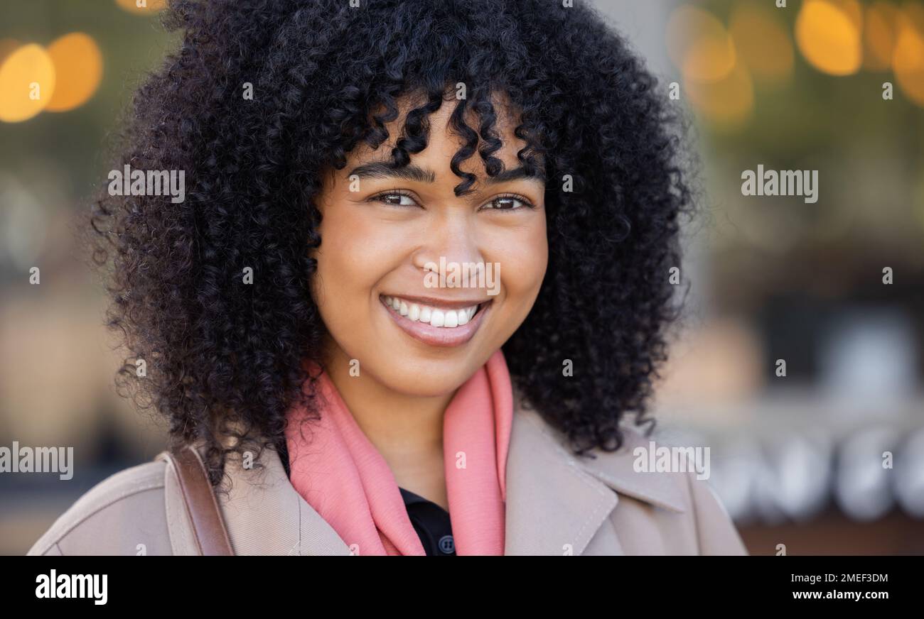 Schwarze Frau, fröhliches Porträt und Städtereise mit einem Lächeln, während sie draußen auf der Londoner Straße frei herumreist. Gesicht eines jungen Menschen mit natürlichem Afrohaar Stockfoto