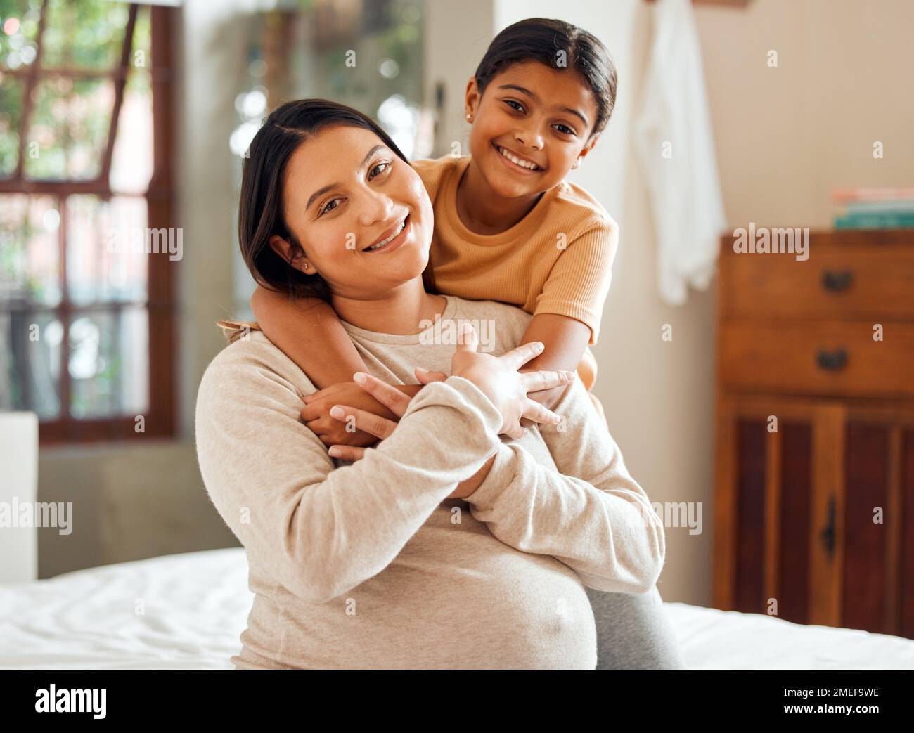Umarmung, Schwangerschaft und Porträt von Mutter und Tochter im Schlafzimmer für Entspannung, Verbindung und eine schöne Zeit. Gesundheit, Unterstützung und Glück mit mutter und Mädchen Stockfoto