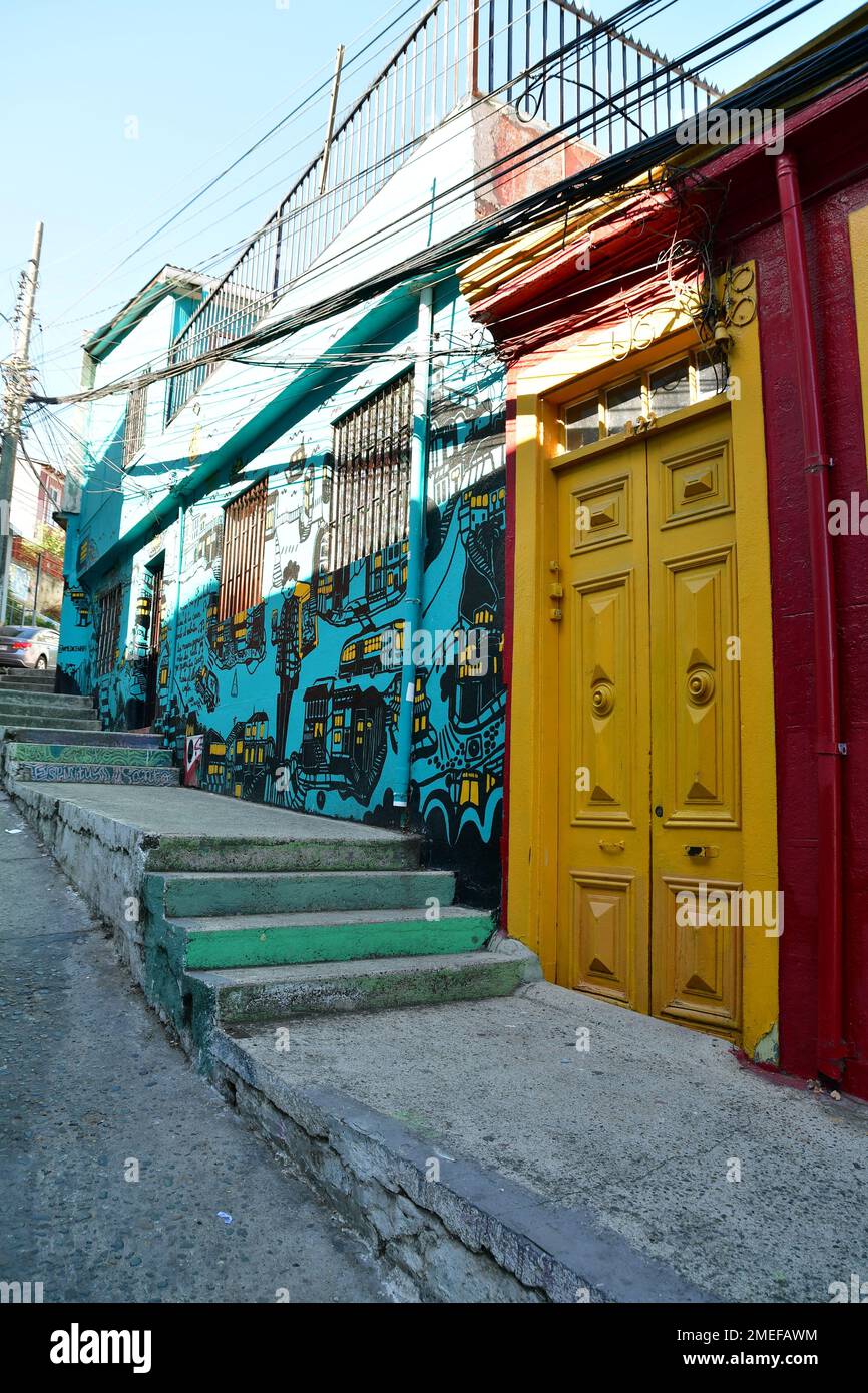Street Art Graffiti in Valparaiso Chile farbenfrohe Treppentür Stockfoto
