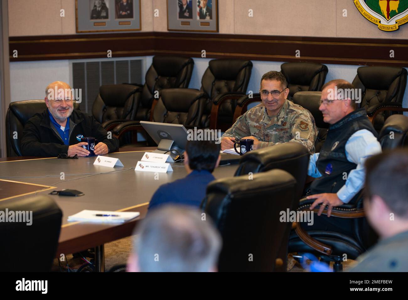 Dr. Richard ‚Rick‘ Spinrad, Stellvertretender Unterstaatssekretär für Handel und Atmosphäre und Administrator der National Oceanic and Atmospheric Administration, Left, USA Generalleutnant David Nahom, Befehlshaber der Region Alaska NORAD, Kommando Alaska, 11. Luftwaffe, Zentrum, und US-pensioniert Generalmajor der Luftwaffe Randy „Church“ Kee, Senior Advisor des Ted Stevens Centers, richtig, konzentrieren ihre Aufmerksamkeit auf die USA Kapitän der Küstenwache Leanne Lusk, Befehlshaber des Sektors Anchorage, während eines Treffens mit der NOAA in der Region Alaska NORAD, dem Kommando Alaskas und dem gemeinsamen Hauptquartier der 11. Luftwaffe auf Joint Ba Stockfoto