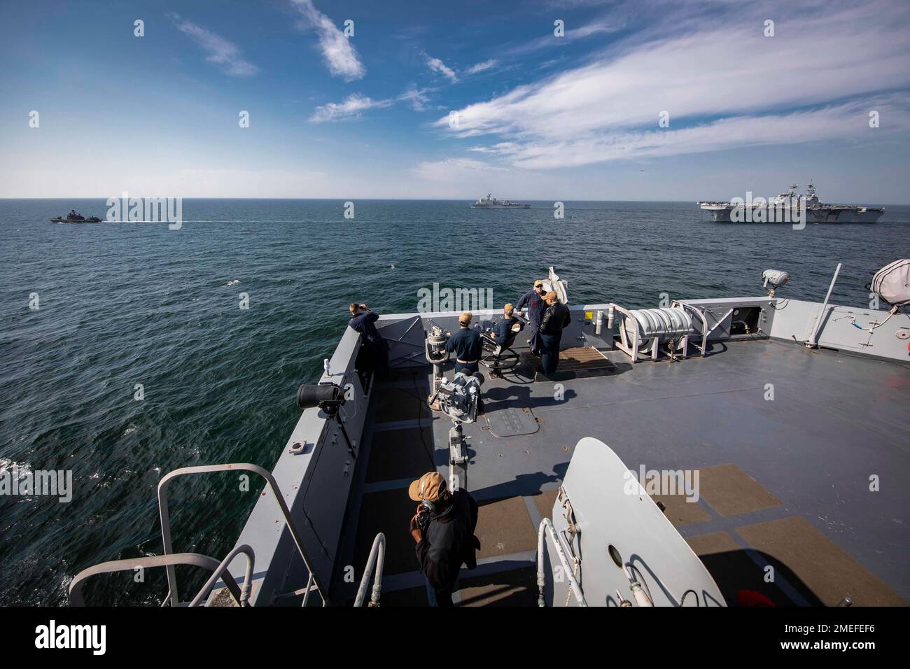 220816-N-PC065-1081 OSTSEE (AUG 16, 2022) – das amphibische Transportschiff USS Arlington (LPD 24) der San Antonio-Klasse, im Vordergrund, segelt in Formation mit dem von links abgehenden Patrouillenboot FSN Porvoo der finnischen Marine Rauma-Klasse (PGG 72), dem Anlegeschiff USS Gunston Hall der US Navy Whidbey Island (LSD 44), Und das amphibische Sturmschiff USS Kearsarge (LHD 3) der US Navy Wasp-Klasse während einer Fotoübung in der Ostsee am 16. August 2022. Die Kearsarge Amphibious Ready Group und die 22. Marine Expeditionary Unit, die unter dem Kommando und der Kontrolle der Task Force 61/2 stehen, befinden sich in einem geplanten Einsatz Stockfoto