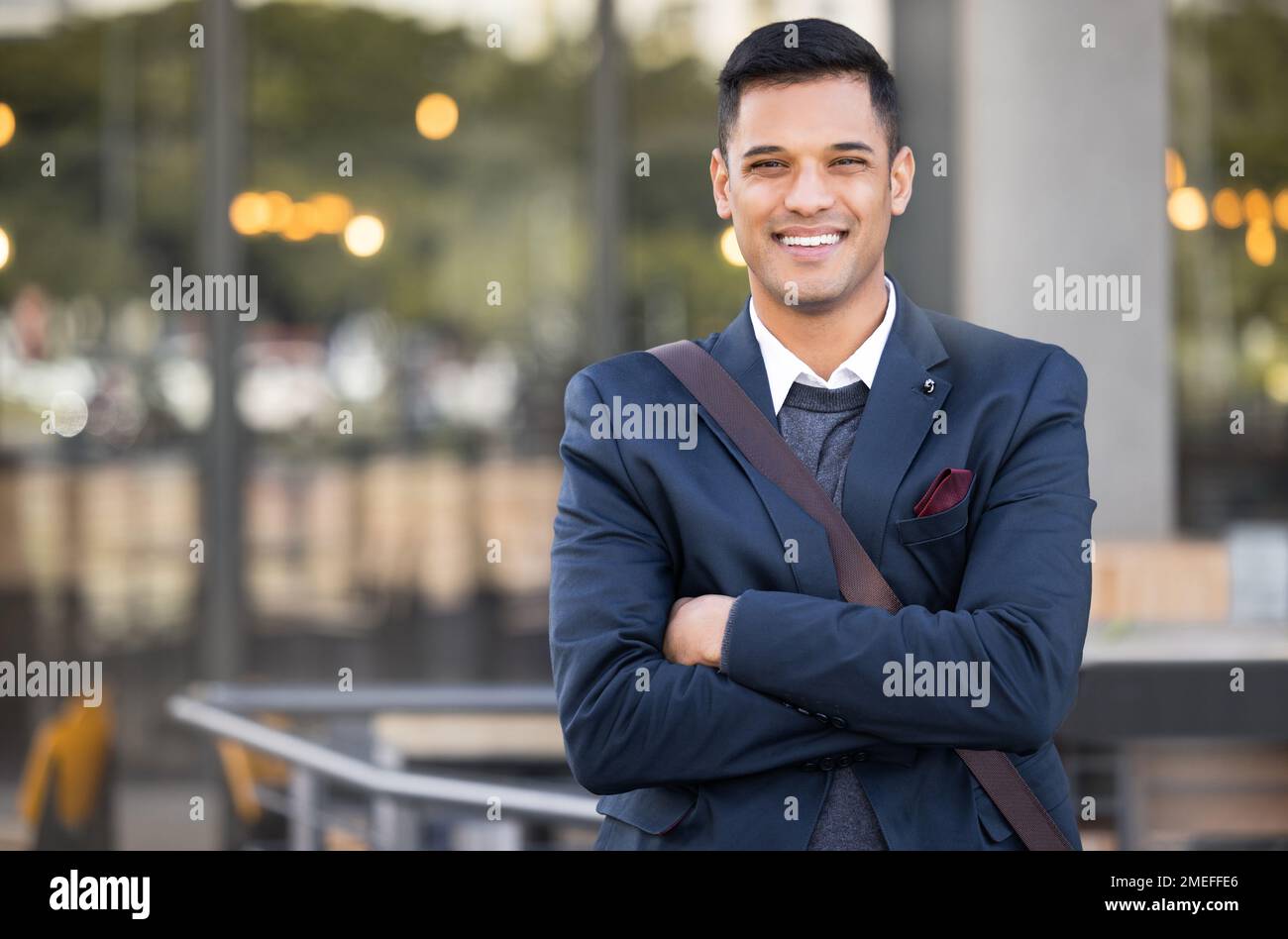 Stadtporträt, Selbstvertrauen und glücklicher Geschäftsmann, Immobilienmakler oder Immobilienentwickler mit verschränkten Armen. Mockup Worker, selbstbewusster Mensch oder Stockfoto