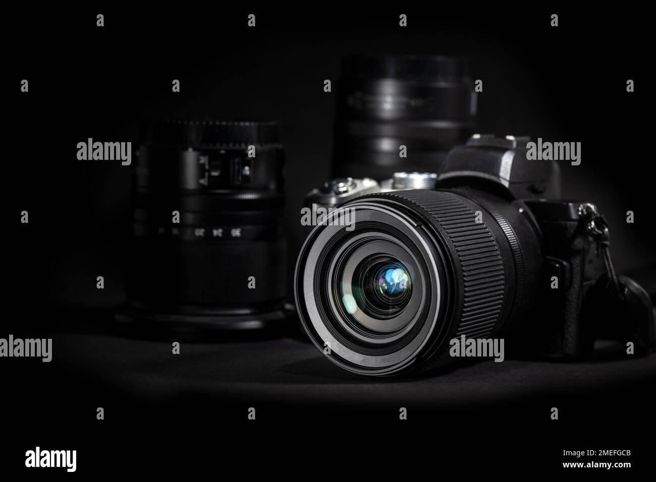 Digitale Fotokamera mit Objektiven vor schwarzem Hintergrund, technische Ausrüstung für Geschäft, Kunst, Journalismus oder Hobby, Kopierbereich, ausgewählter Fokus, n Stockfoto