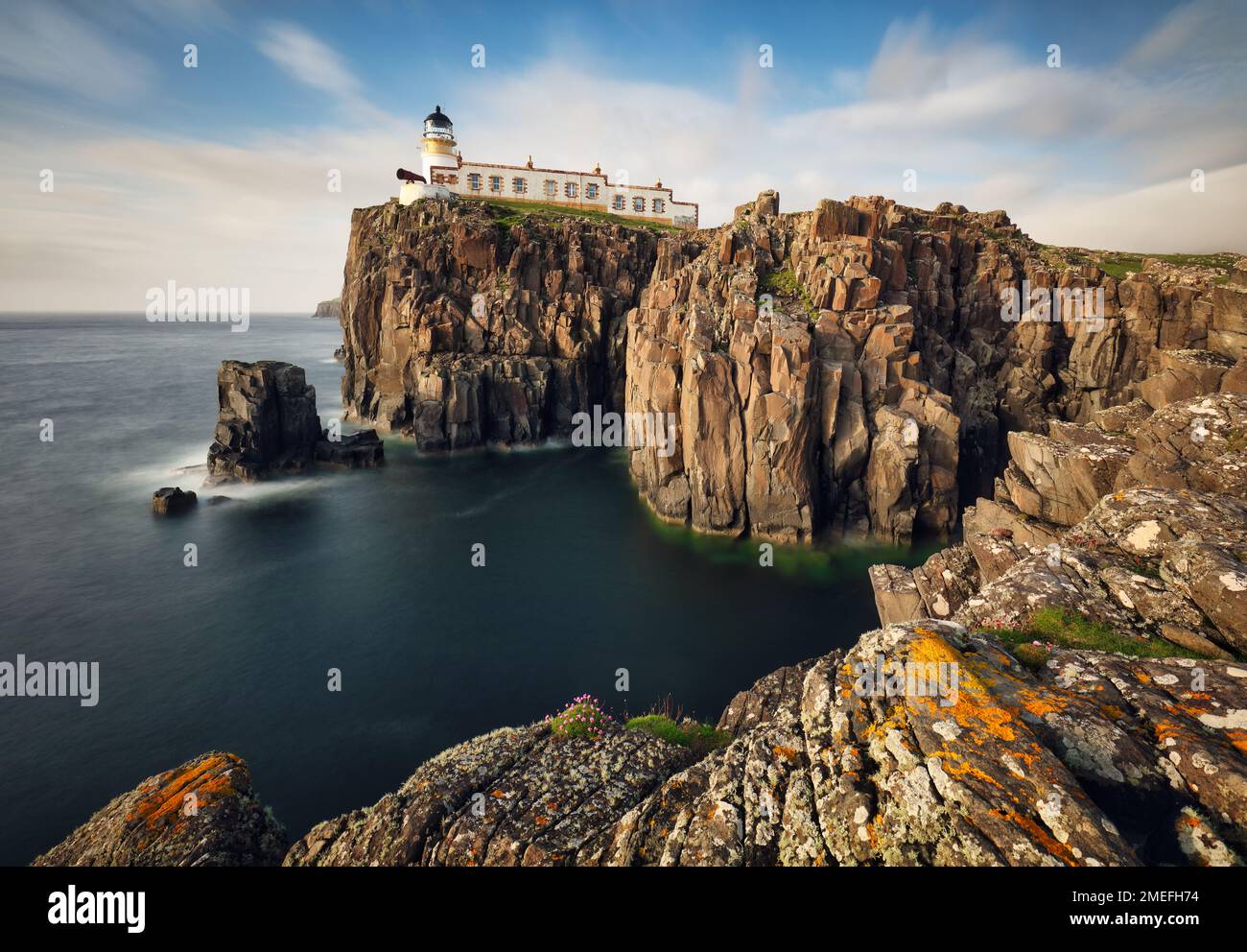 Neist Point Lighthouse auf der Isle of Skye in Schottland, Küstenlandschaft mit Ozean Stockfoto