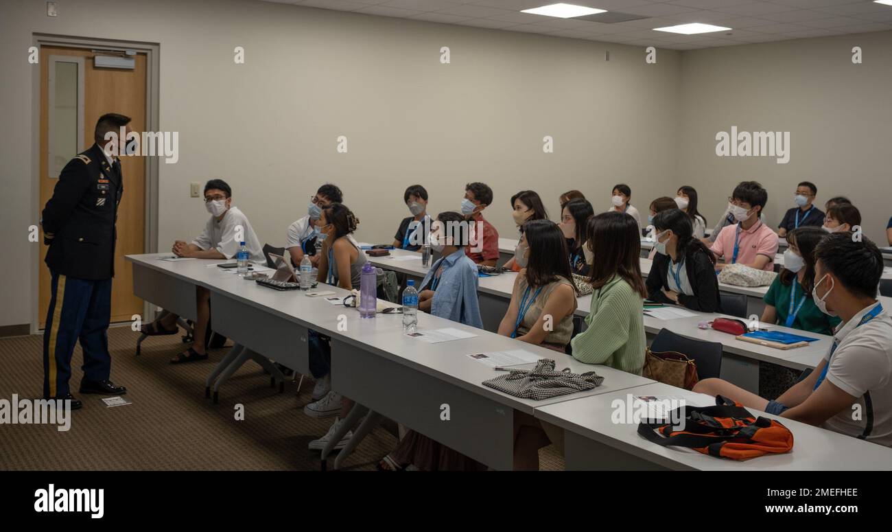 Oberst Bruce Ong hielt eine Präsentation vor Medizinstudenten des Hawaii Tokai International College. Zu seinen Themen zählten Triplers Mission im Pazifik, Armeemedizin, der Wert des Militärdienstes und seine medizinischen Kampferfahrungen. Stockfoto