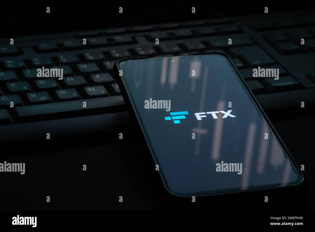 Ljubljana, Slowenien - 21. Januar 2023: FTX Crypto Exchange Logo auf Smartphone-Bildschirm auf Computertastatur Stockfoto