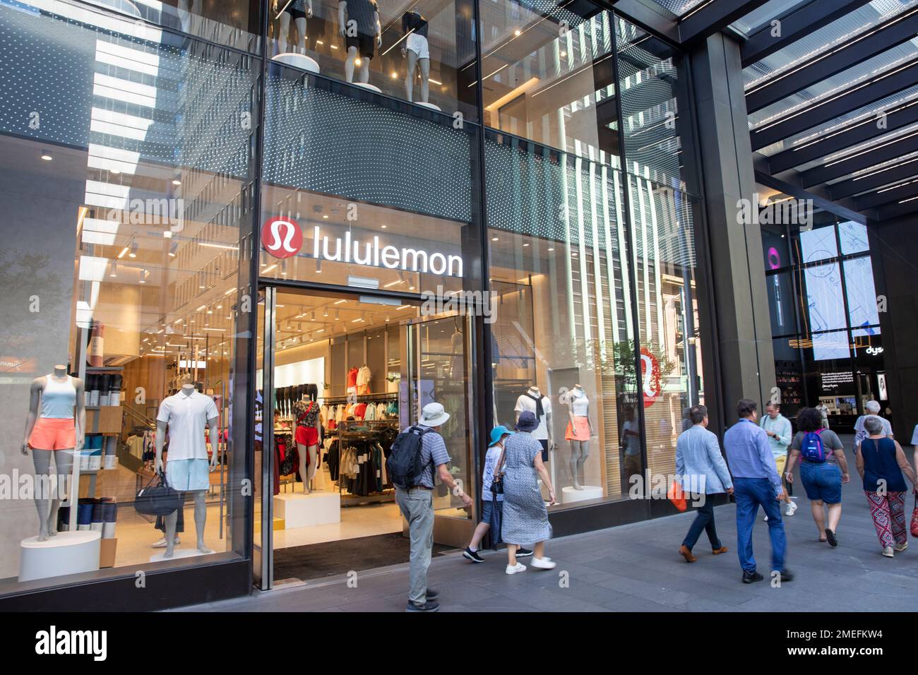 Sydney, Australien Lululemon Bekleidungsgeschäft auf der George Street, der Aktivbekleidung und Yoga-Bekleidung verkauft, Sommer 2023, Australien Stockfoto