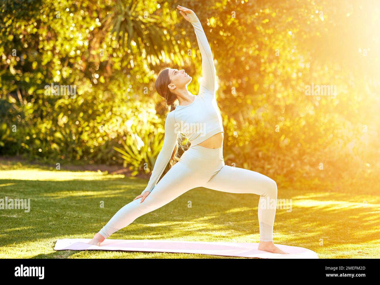 Yoga, Naturtraining und Stretching für Sport, Fitness im Freien oder körperliche Gesundheit. Gartensonne, Frieden oder geistige Gesundheit Stockfoto