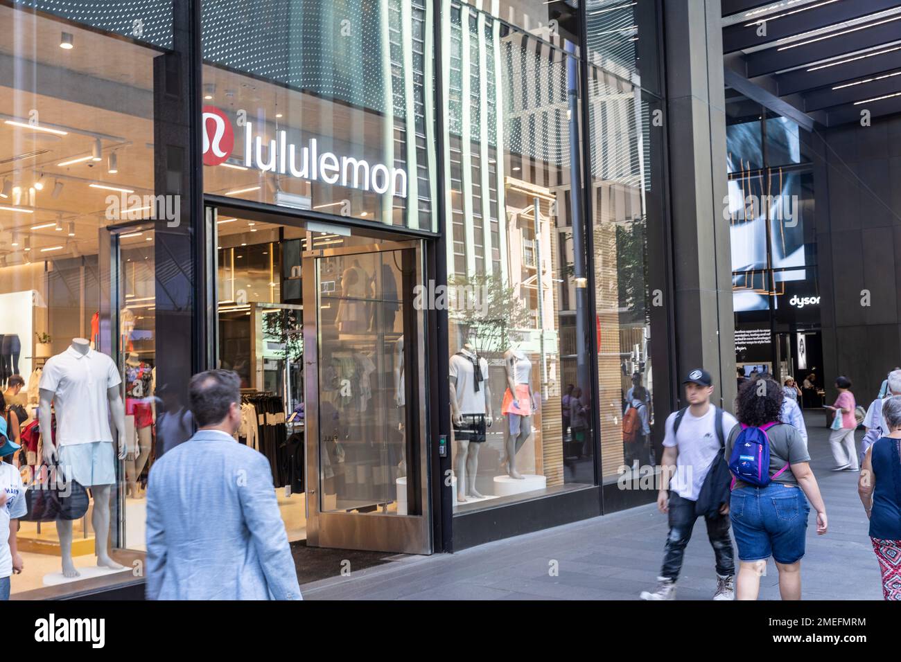 Sydney, Australien Lululemon Bekleidungsgeschäft auf der George Street, der Aktivbekleidung und Yoga-Bekleidung verkauft, Sommer 2023, Australien Stockfoto