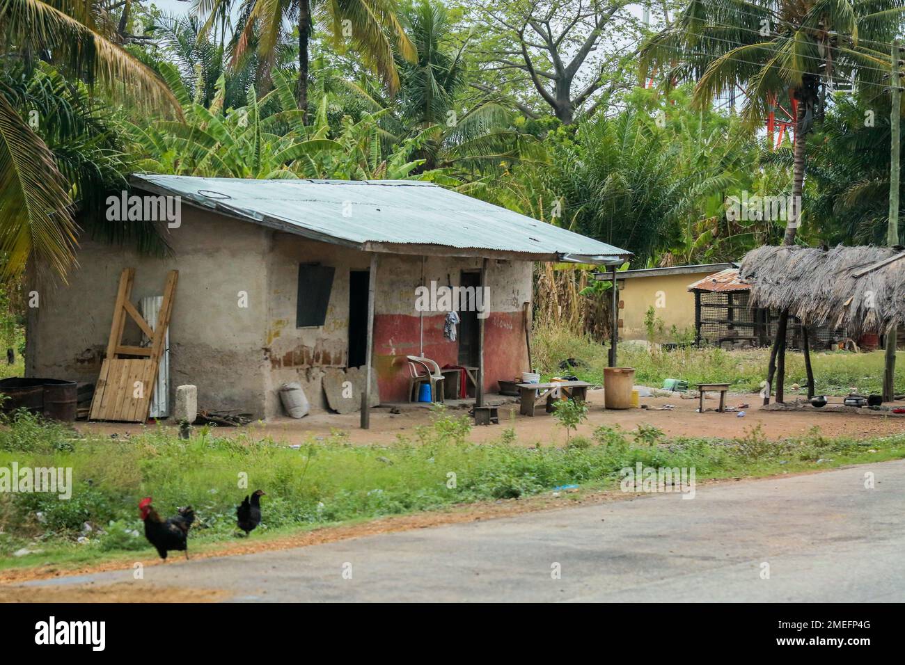 Traditionelles afrikanisches Dorf mit den typischen Gebäuden, Ghana Stockfoto