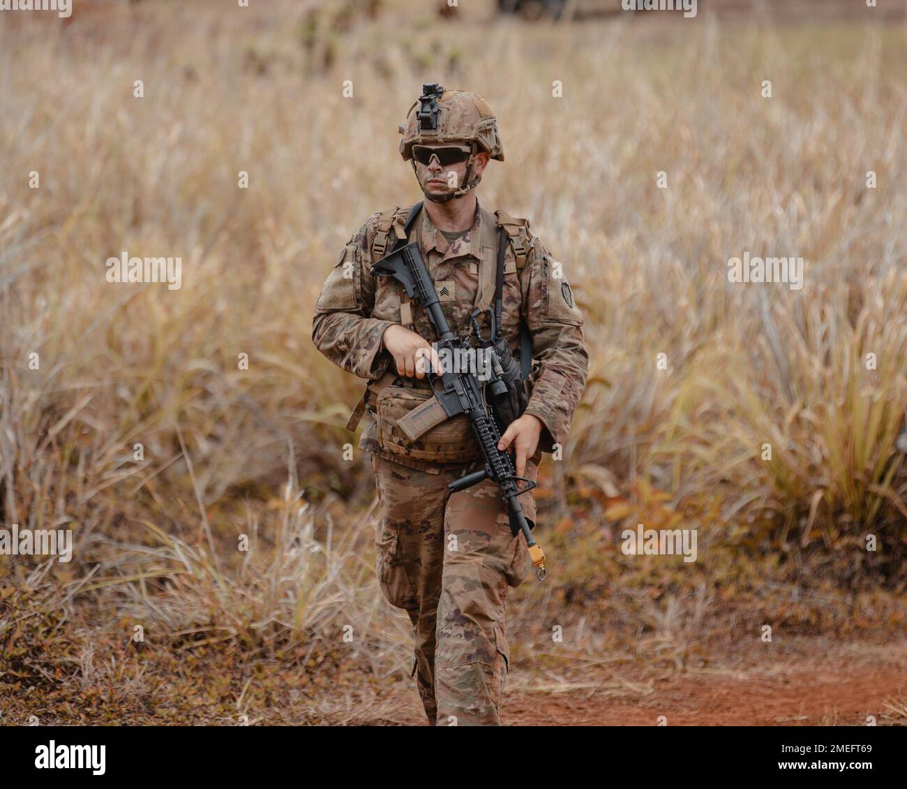 Soldaten, die dem Kampfteam der Infanteriebrigade 2. zugewiesen wurden, nehmen an verschiedenen Missionen der Operation Nakoa Fleek in Schofield Barracks, Hi., Teil Die Operation NAKOA FLEEK ist eine zweiwöchige mehrstufige Übung, die die Fähigkeits-Set-Integration (CSI) der Brigade validieren, tödliche Unternehmen, Truppen und Batterien ausbilden und zertifizieren sowie die Erhaltungskapazität der Krieger in einem dynamischen und komplexen Schlachtfeld gegen einen denkenden und reagierenden Feind ausüben soll. Stockfoto