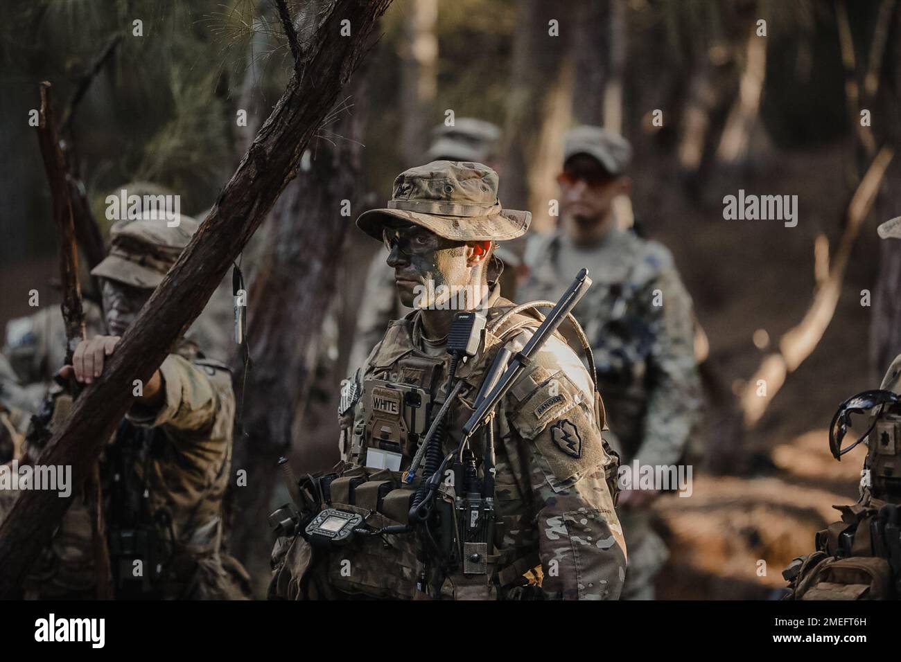 Soldaten, die dem Kampfteam der Infanteriebrigade 2. zugewiesen wurden, nehmen an verschiedenen Missionen der Operation Nakoa Fleek in Schofield Barracks, Hi., Teil Die Operation NAKOA FLEEK ist eine zweiwöchige mehrstufige Übung, die die Fähigkeits-Set-Integration (CSI) der Brigade validieren, tödliche Unternehmen, Truppen und Batterien ausbilden und zertifizieren sowie die Erhaltungskapazität der Krieger in einem dynamischen und komplexen Schlachtfeld gegen einen denkenden und reagierenden Feind ausüben soll. Stockfoto