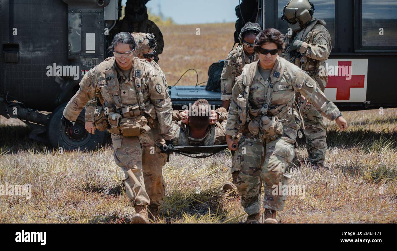 Soldaten, die dem Kampfteam der Infanteriebrigade 2. zugewiesen wurden, nehmen an verschiedenen Missionen der Operation Nakoa Fleek in Schofield Barracks, Hi., Teil Die Operation NAKOA FLEEK ist eine zweiwöchige mehrstufige Übung, die die Fähigkeits-Set-Integration (CSI) der Brigade validieren, tödliche Unternehmen, Truppen und Batterien ausbilden und zertifizieren sowie die Erhaltungskapazität der Krieger in einem dynamischen und komplexen Schlachtfeld gegen einen denkenden und reagierenden Feind ausüben soll. Stockfoto