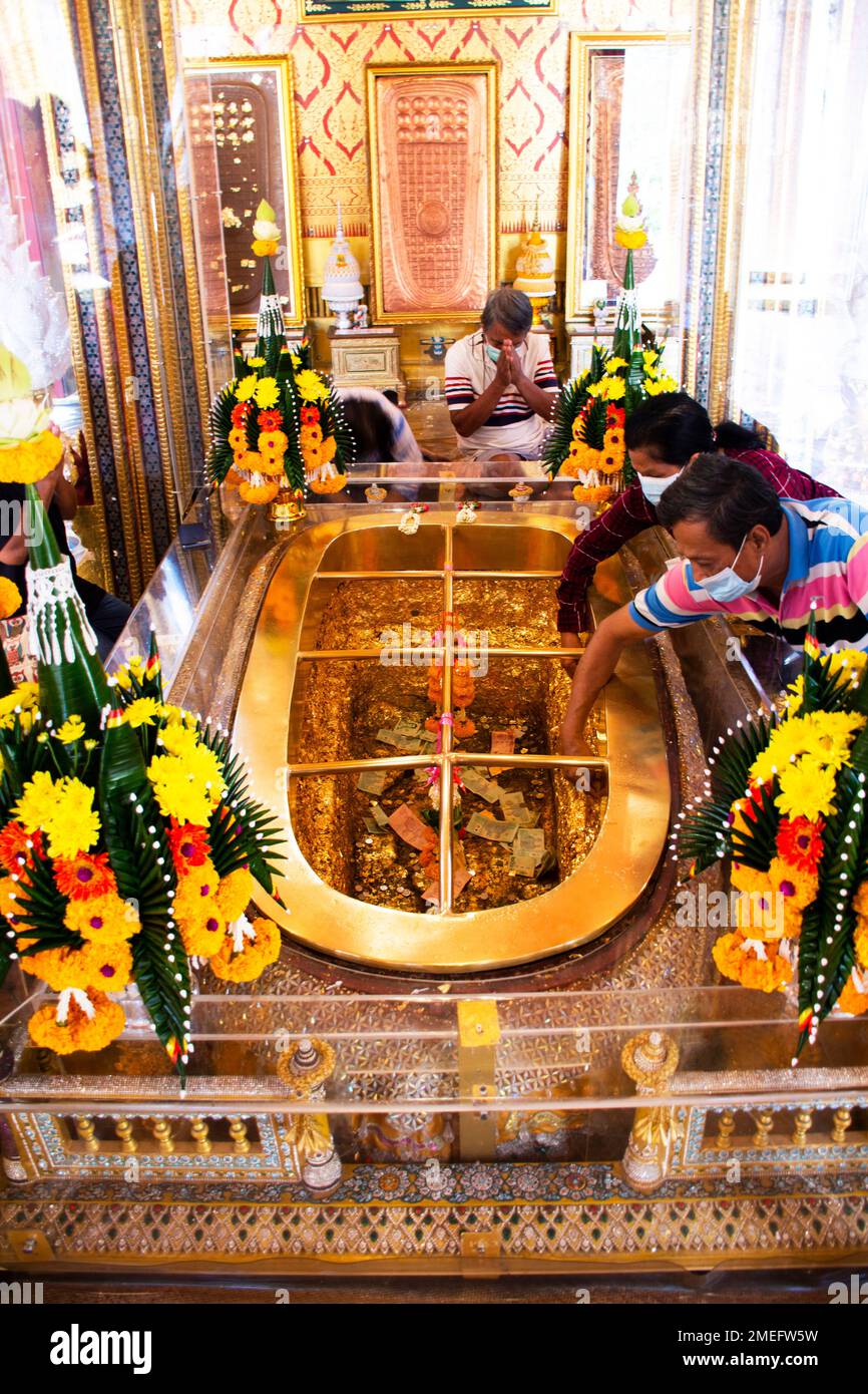 Uralter Fußabdruck von Lord Buddha im antiken Ubosot des Wat Phra Phutthabat Tempels für thailänder Reisen Sie und respektieren Sie das Gebete Segen Wunschgeheimnis Stockfoto