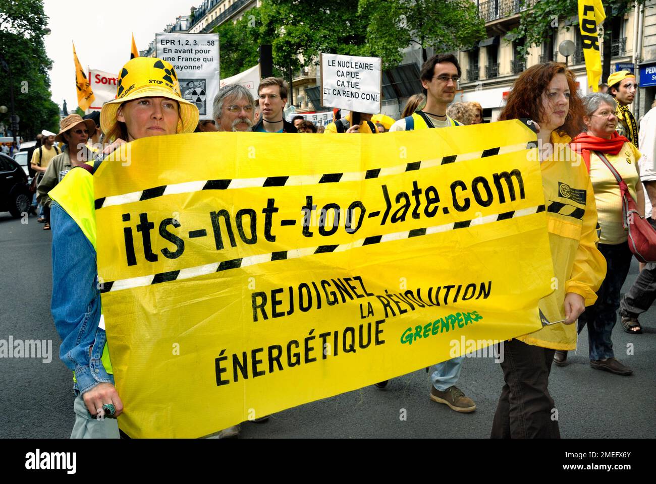 Paris, FRANKREICH - Demonstration zur nuklearen Abwehr von Environmental N.G.O's. , Group Women, Greenpeace, Holding Protest Banner, 'IT's Not too late', PS-48456 Stockfoto