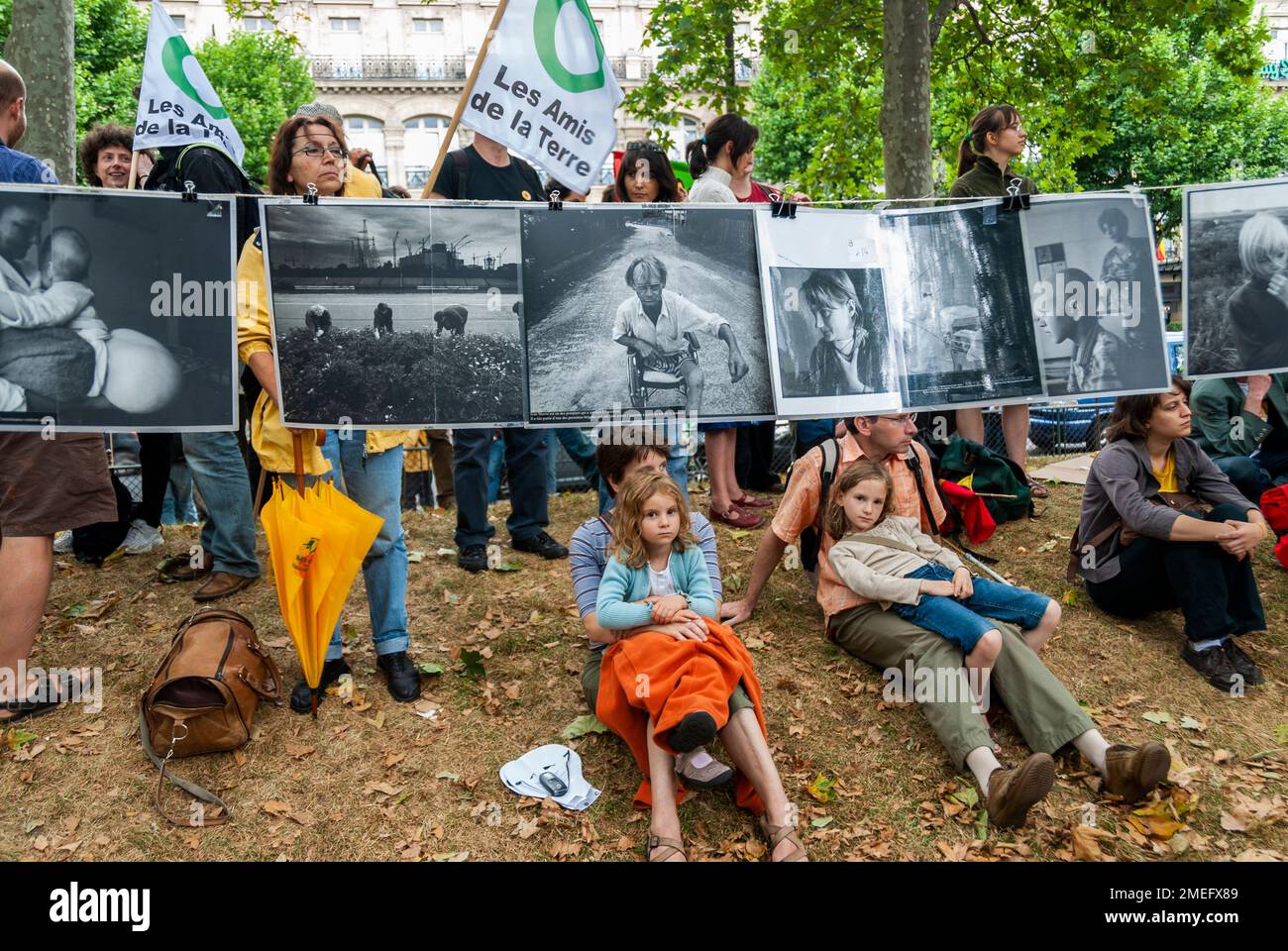 Paris, FRANKREICH - Massen-, Anti-Atomenergie-Demonstration durch Environmental N.G.O's. Les Amis de la Terre, Fotoausstellung, Familie, Protestbanner, Stockfoto