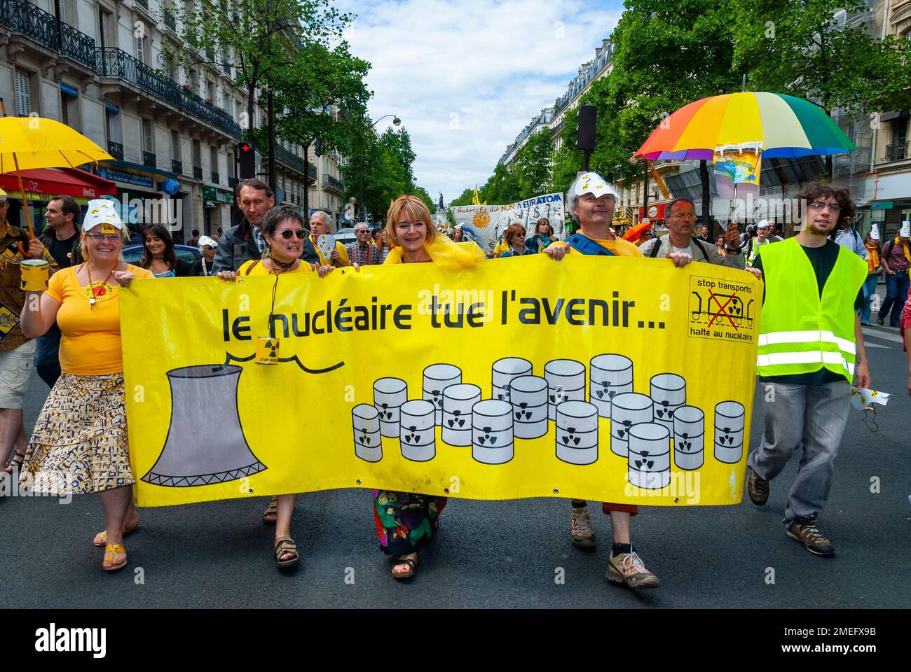 Paris, FRANKREICH - Demonstration zur nuklearen Abwehr von Environmental N.G.O's. Frauen halten Protestbanner, PS-48439 Stockfoto