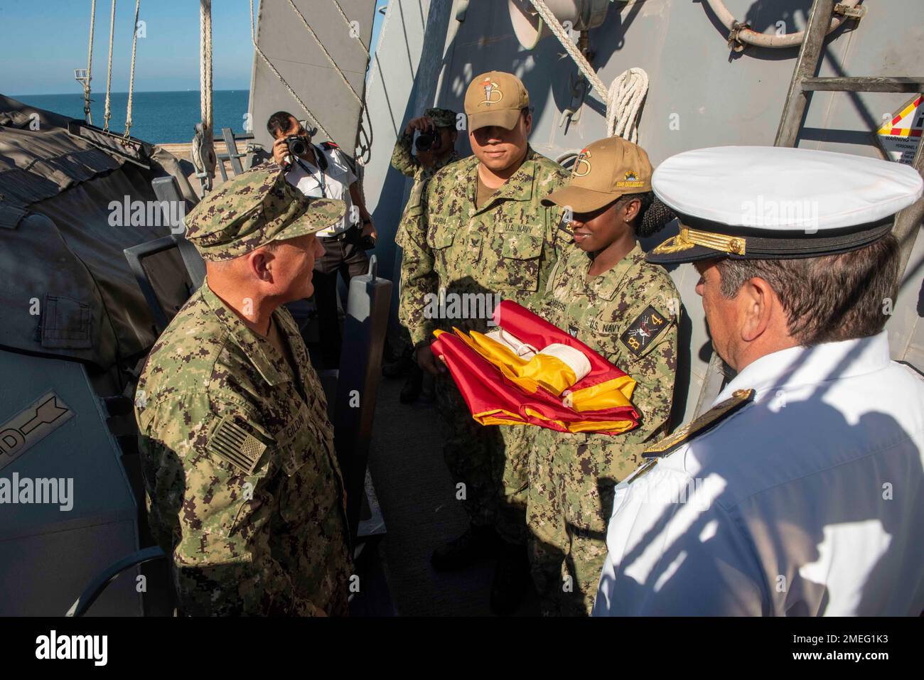 MARINESTÜTZPUNKT ROTA, Spanien (17. August 2022) - Chef der Marineeinsätze ADM. Mike Gilday und spanischer ADM. Eugenio Díaz del Río Jáudenes, Admiral der spanischen Flotte, nehmen an einer Fahnenaufhellung an Bord des Arleigh-Burke-Klasse-Raketenzerstörers USS Bulkeley (DDG 84) am Marinestützpunkt Rota, Spanien, Teil. August 17. Bulkeley kam am 17. August 2022 in Rota (Spanien) an, nachdem er einen Wechsel des Homeportals durchgeführt hatte, um sich den nach vorne entsandten europäischen Marinestreitkräften anzuschließen, die ausgebildet sind und bereit sind, ein breites Spektrum von Missionen durchzuführen, einschließlich der Bereitstellung ballistischer Raketenabwehr und der Unterstützung der NATO. Stockfoto