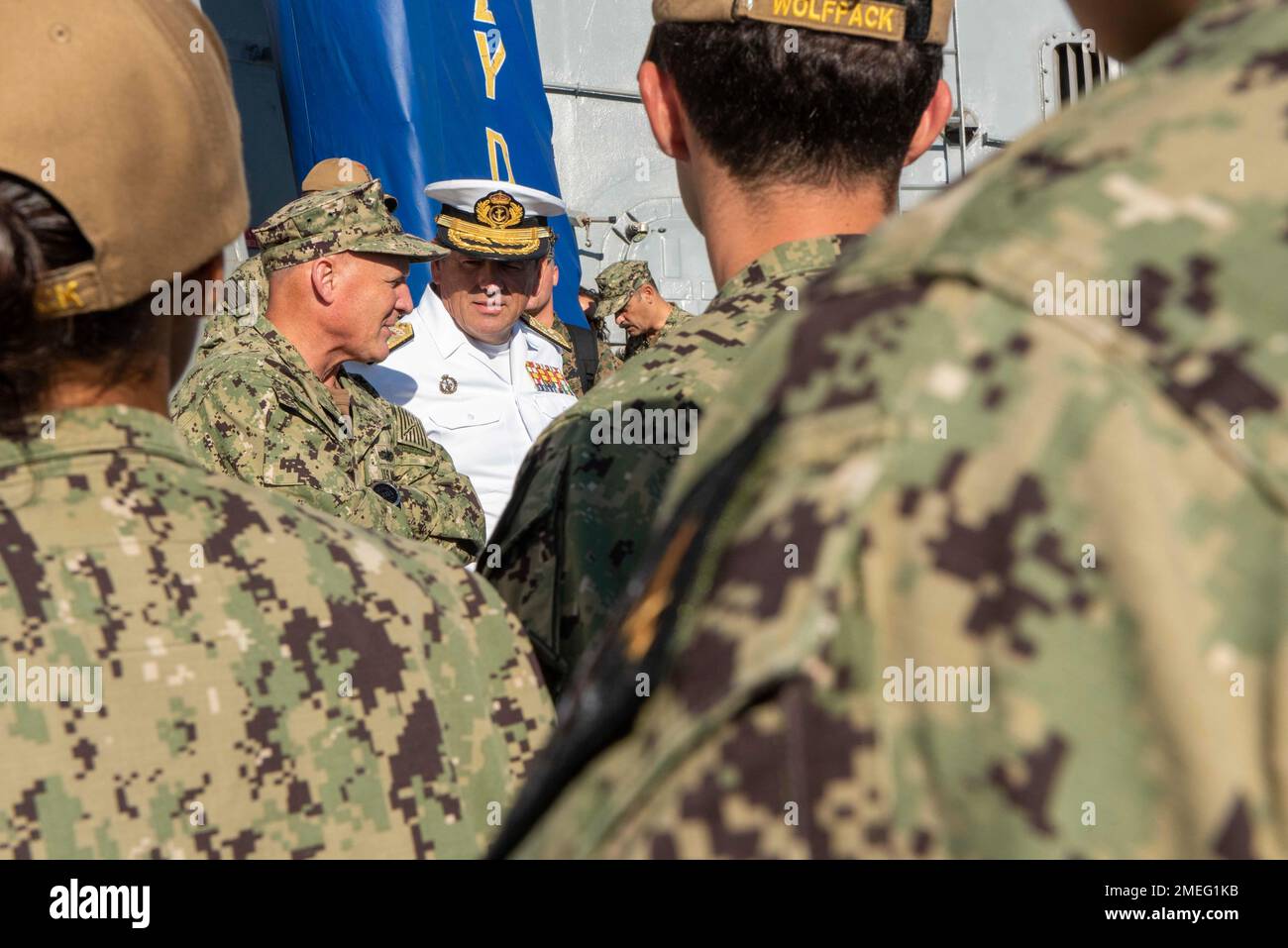 MARINESTÜTZPUNKT ROTA, Spanien (17. August 2022) - Chef der Marineeinsätze ADM. Mike Gilday und spanischer ADM. Eugenio Díaz del Río Jáudenes, Admiral der spanischen Flotte, treffen Sie sich mit den Fähnrich-Fähnrich-Fähnrich-Fähnrich-Fähnrich-Fähnrich-Fähnrich USS Bulkeley (DDG 84) Bei einem Schiffsbesuch am Marinestützpunkt Rota, Spanien, August 17. Bulkeley kam am 17. August 2022 in Rota (Spanien) an und wurde zu einem der nach vorn entsandten europäischen Schiffe der Marinestreitkräfte, die ausgebildet sind und bereit sind, eine breite Palette von Missionen durchzuführen, einschließlich der Bereitstellung ballistischer Raketenabwehr und der Unterstützung der NAT Stockfoto