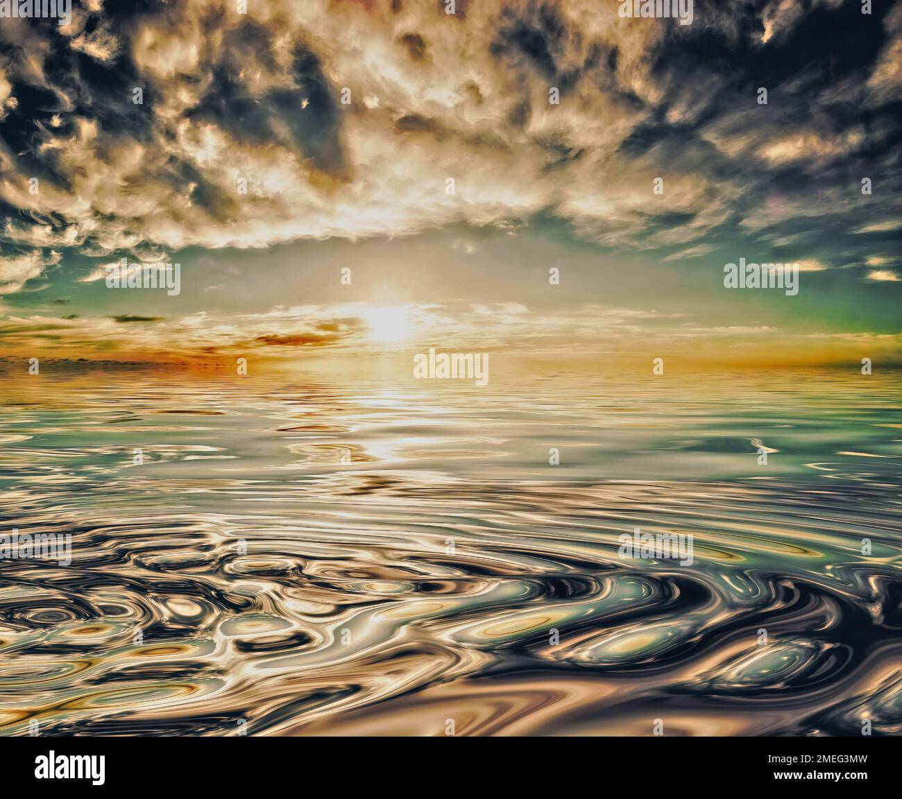 Warmer Sonnenuntergang oder Sonnenaufgang und Wolken, die sich in Wellen auf dem Wasser spiegeln Stockfoto