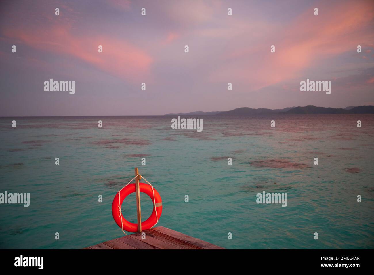 Das Rettungsboot hängt auf der Promenade, beleuchtet von der untergehenden Sonne. Stockfoto