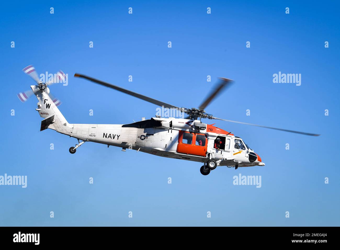 Die Naval Air Station (NAS) Whidbey Island Search and Rescue (SAR) Einheit trifft am Tatort ein während einer Übung für Flugzeugunfälle auf dem Naval Outlying Field in Coupeville, Washington, 17. August 2022. Bei der gemeinsamen Schulung wurden die Verfahren zur Reaktion auf Flugzeugunfälle unserer Federal Fire, Search and Rescue und lokalen Ersthelfer getestet. Stockfoto
