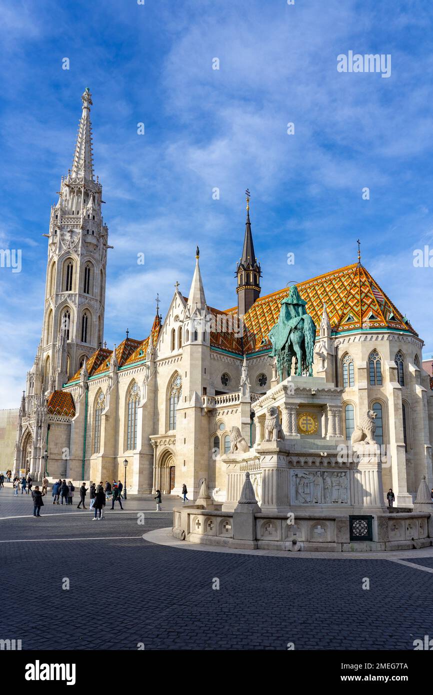 Budapest, Ungarn - 01.23.2023 Uhr: Wunderschöne Matyas-Templom Matthias-Kirche im Budaer Schloss Budapest mit blauem Himmel. Stockfoto