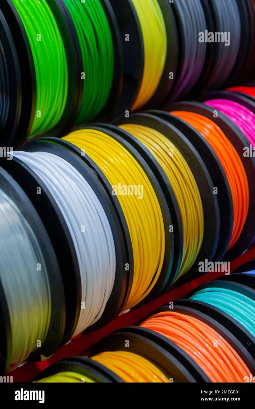 Viele mehrfarbige Filamentfäden für den Druck von 3D-Druckern. Materialspulen zum Drucken von 3D-Druckern. Spulen von 3D-Druckfilamenten in verschiedenen Farben. ABS-Kabel aus Kunststoff für 3D-Drucker Stockfoto