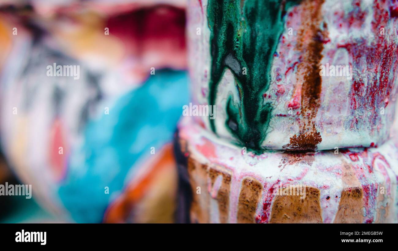 Nahaufnahme von Keramikglaszenkunst, Kunsthandwerkervase - Kunstgewerbe Keramikstudio Hintergrund Türkis und Pink Stockfoto