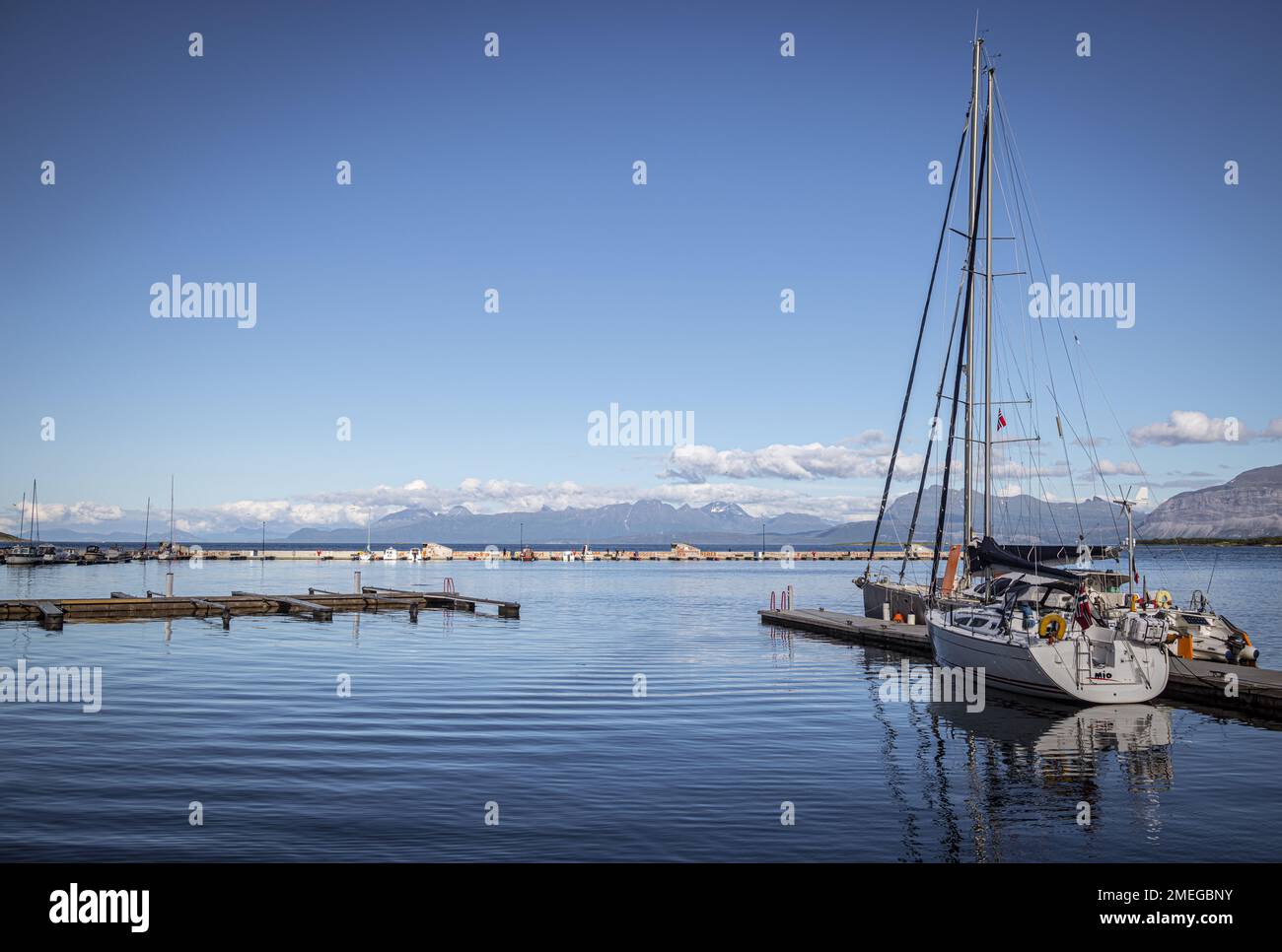 Boote im Hafen von Harstad, Hinnøya, Troms Og Finnmark, Norwegen Stockfoto