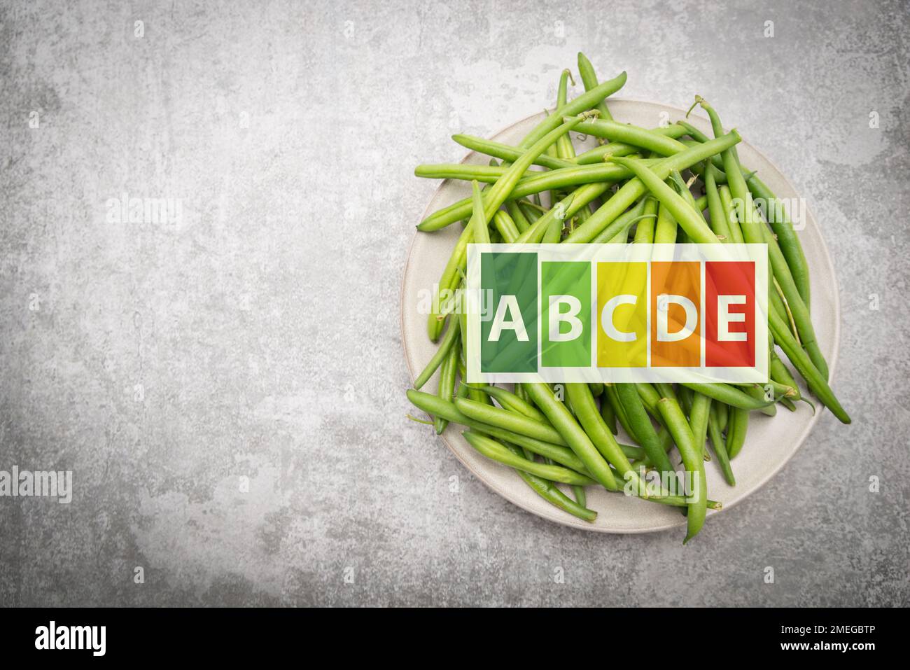 Grüne frische Bohnen auf einem Teller, Gemüse, gesunde Lebensmittel, hohe Nährwerte Stockfoto