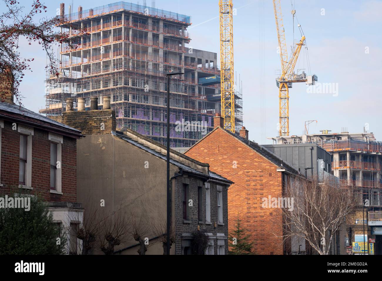 Das hohe Hochhaus Higgs Yard erhebt sich am 23. Januar 2023 in London, England, mit mehr Stockwerken über bestehende Wohnhäuser auf Herne Hill in Lambeth, Süd-London. Higgs Yard wird eine von Wohngebäuden betriebene Mischentwicklungsanlage auf dem Higgs Industrial Estate in Loughborough Junction, London SE24, sein. 134 neue Häuser und 4,150 m2 gewerbliche Bodenfläche. 50 % der Häuser werden erschwinglich sein. Stockfoto