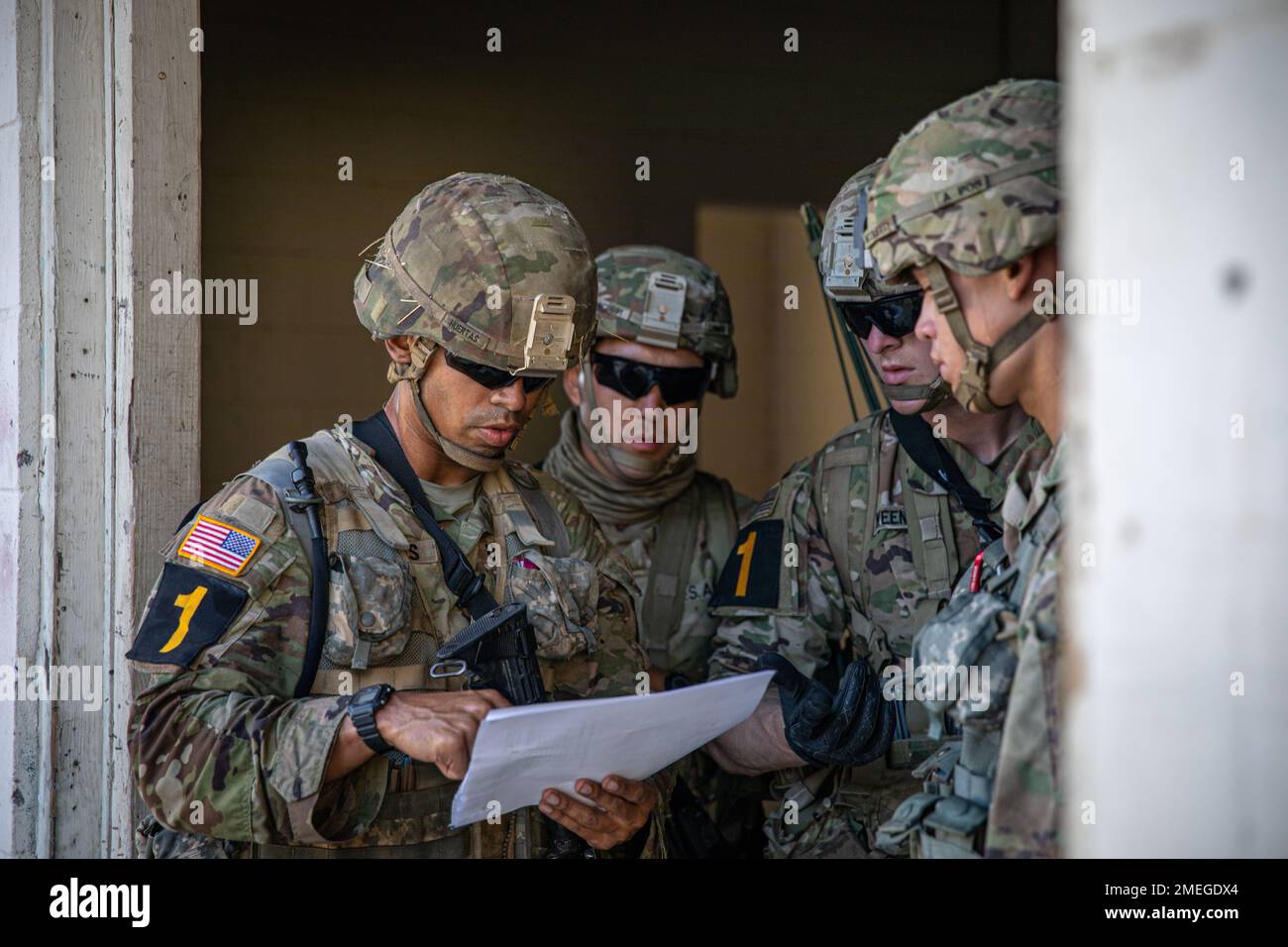 USA Armeesoldaten, die der 1. Einheit zugeteilt wurden, 42. Militärpolizeibrigade, die auf der Joint Base Lewis-McChord stationiert ist, diskutieren eine Strategie während eines der Ereignisse von FORSCOM Best Squad Competition auf dem Gelände der Militäroperationen in städtischem Gelände hier, in Fort Hood, Texas, August 17. 2022. Der Wettbewerb um die beste Mannschaft stärkt die grundlegenden Fähigkeiten der Soldatinnen und die Taktik auf Mannschaftsebene. Stockfoto