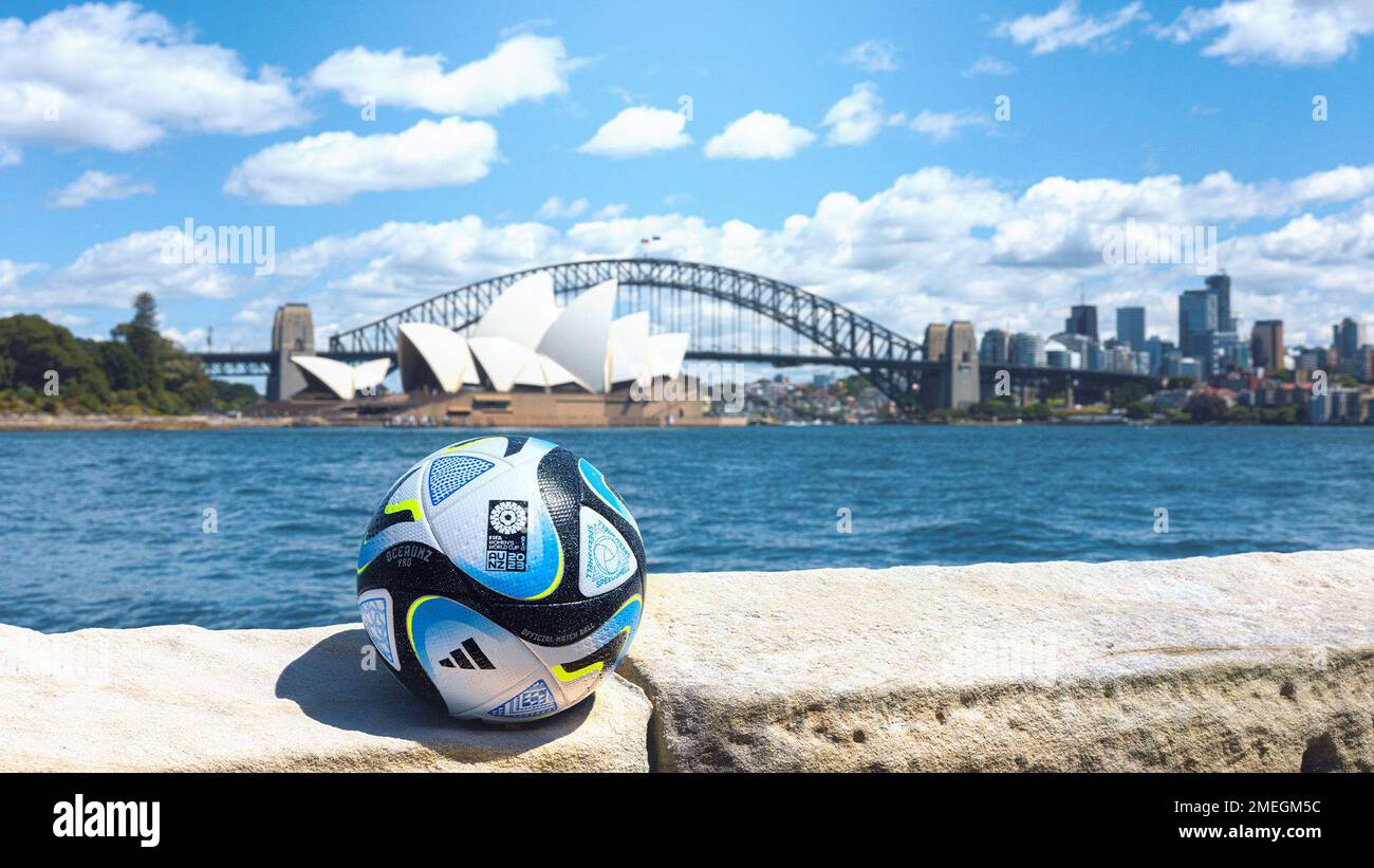 OCEAUNZ, der offizielle Spielball der FIFA Frauen-Weltmeisterschaft Australien und Neuseeland 2023 vor der Skyline von Sydney, nur australischer LEITARTIKEL! Stockfoto