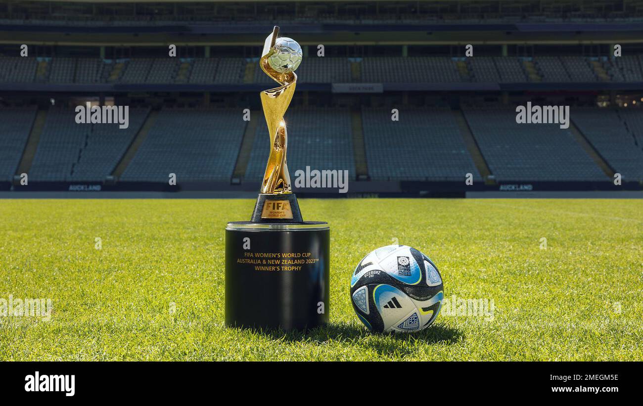 OCEAUNZ, der offizielle Spielball der FIFA Frauen-Weltmeisterschaft Australien und Neuseeland 2023 und NUR DIE TROPHÄEN-LEITARTIKEL der Gewinner! Stockfoto