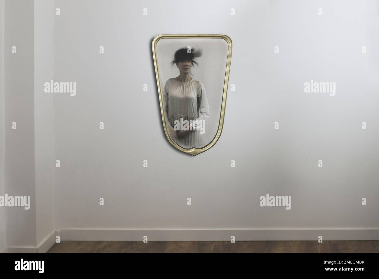 Surreales bewegtes Bild einer Frau im Spiegel, abstraktes Konzept Stockfoto