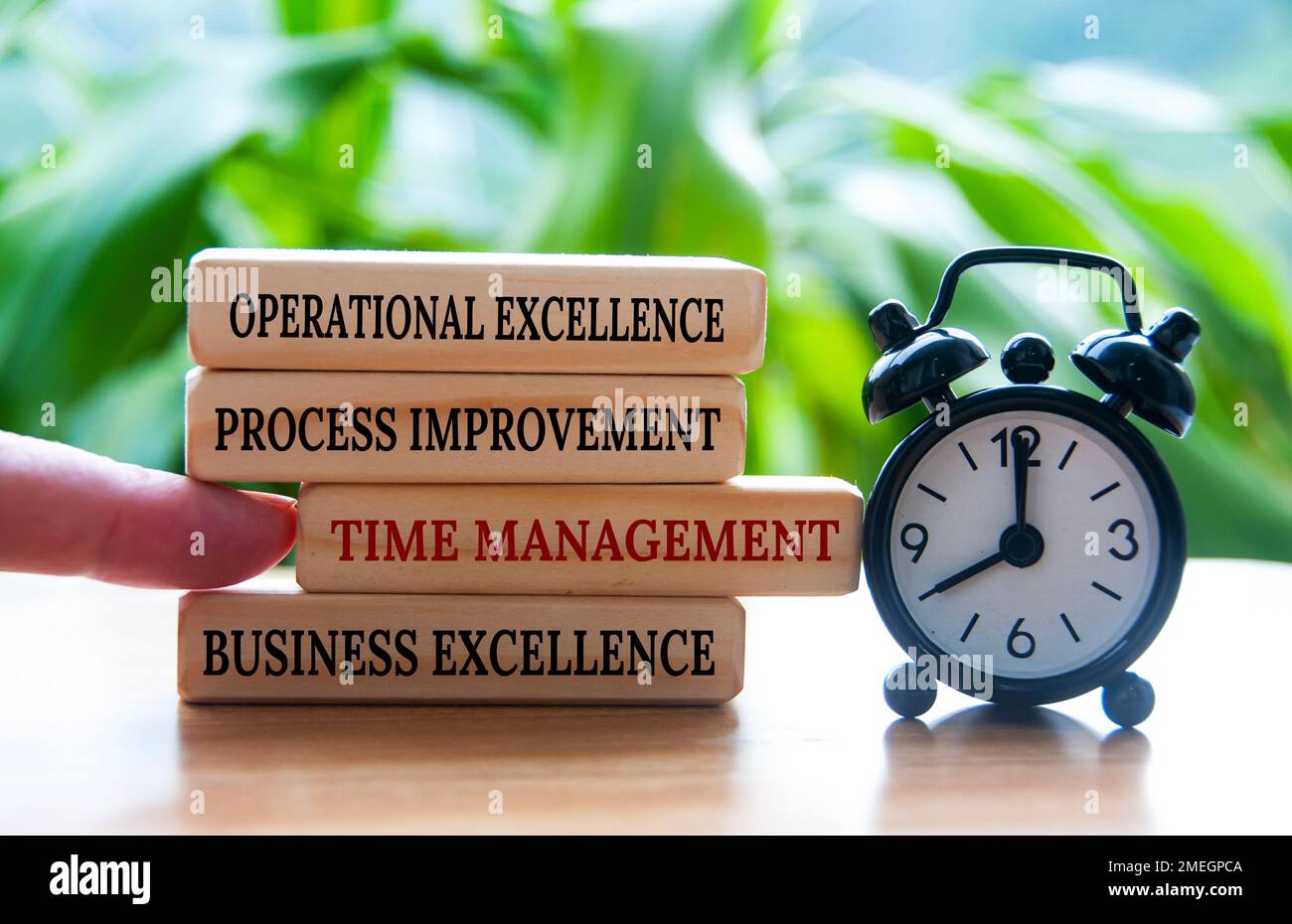 Geschäftskonzept von Zeitmanagement und Operational Excellence Text auf Holzblöcken. Stockfoto