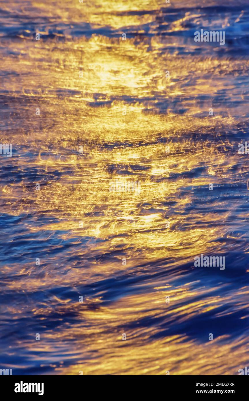 Farbenfrohes Licht, das auf dem Wasser reflektiert wird Stockfoto