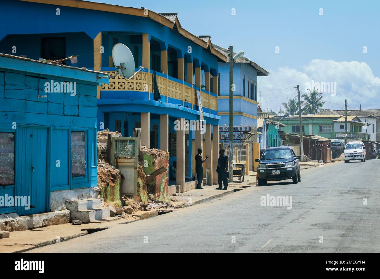 Elmina, Ghana - 15. April 2022: Lokale afrikanische Menschen in der Nähe des Elmina-Marktes in Ghana Stockfoto