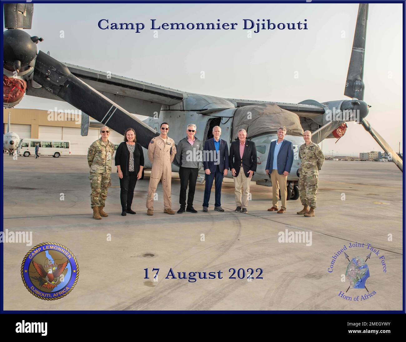 CAMP LEMONNIER, Dschibuti, von links nach rechts, USA Generalmajor der Armee Jami Shawley, kommandierender General der Kombinierten Gemeinsamen Task Force Horn von Afrika (CJTF-HOA), Rep. Deb Fischer aus Nebraska, Commander. William Kelly, Rep. Tommy Tuberville aus Alabama, Rep. Thom Tillis aus Corolina, Rep. Richard Burr aus North Carolina, Rep. Roger Marshal aus Kansas und Oberstleutnant John Gunter der US-Armee posieren für ein Foto während einer Tour durch Camp Lemonnier, Djibouti (CLDJ) 17. August 2022. CLDJ dient als Expeditionsbasis für US-Streitkräfte, die Schiffe, Flugzeuge und Personal unterstützen, die die Sicherheit in der gesamten EU gewährleisten Stockfoto