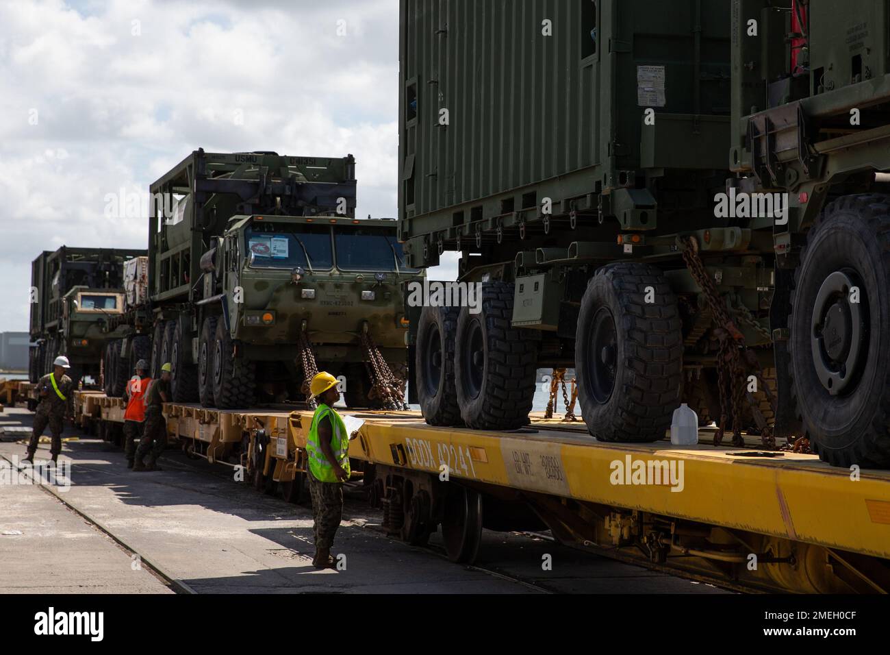 USA Marines mit dem 2. Versorgungsbataillon inspizieren schwere, erweiterte Mobilitäts-taktische Trucks in Morehead City, North Carolina, 17. August 2022. Die Marines der 2. Marine Logistics Group (MLG) erleichterte den Transport von 2. Marine Aircraft Wing (MAW) Fahrzeugen und Ausrüstung per Zug nach Yuma, Arizona, zur Unterstützung des Waffen- und Taktik-Lehrerkurses. 2. MLG und 2. MAW sind die logistischen Kampfelemente und die Luftfahrt-Kampfelemente der II. Marine Expeditionary Force. Stockfoto