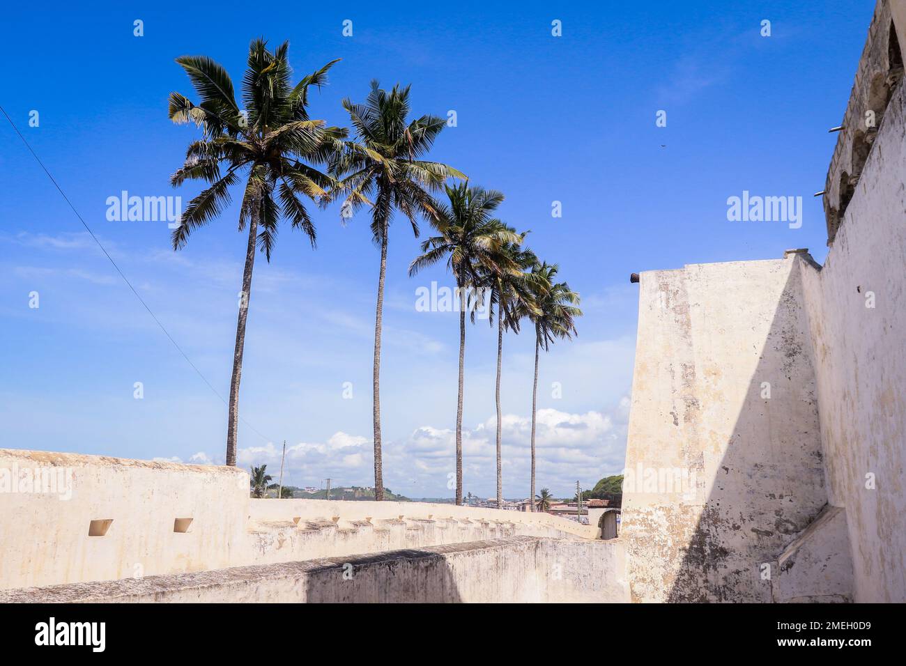 Panoramablick auf das Elmina Slave Castle an der Atlantikküste in Ghana, Westafrika Stockfoto