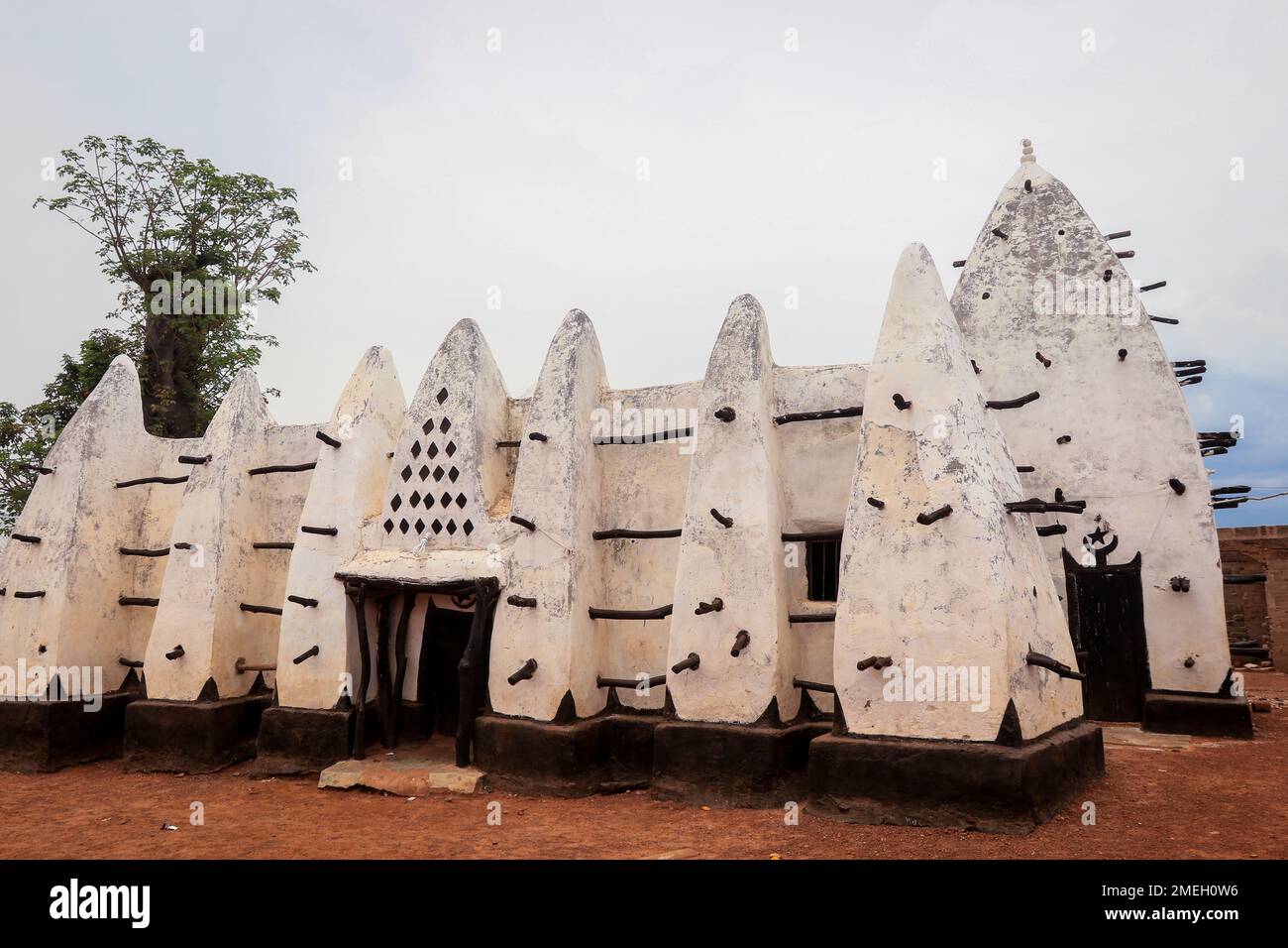 Eingang Blick auf die Larabanga Moschee, die älteste Moschee in Ghana und eine der ältesten in Westafrika Stockfoto