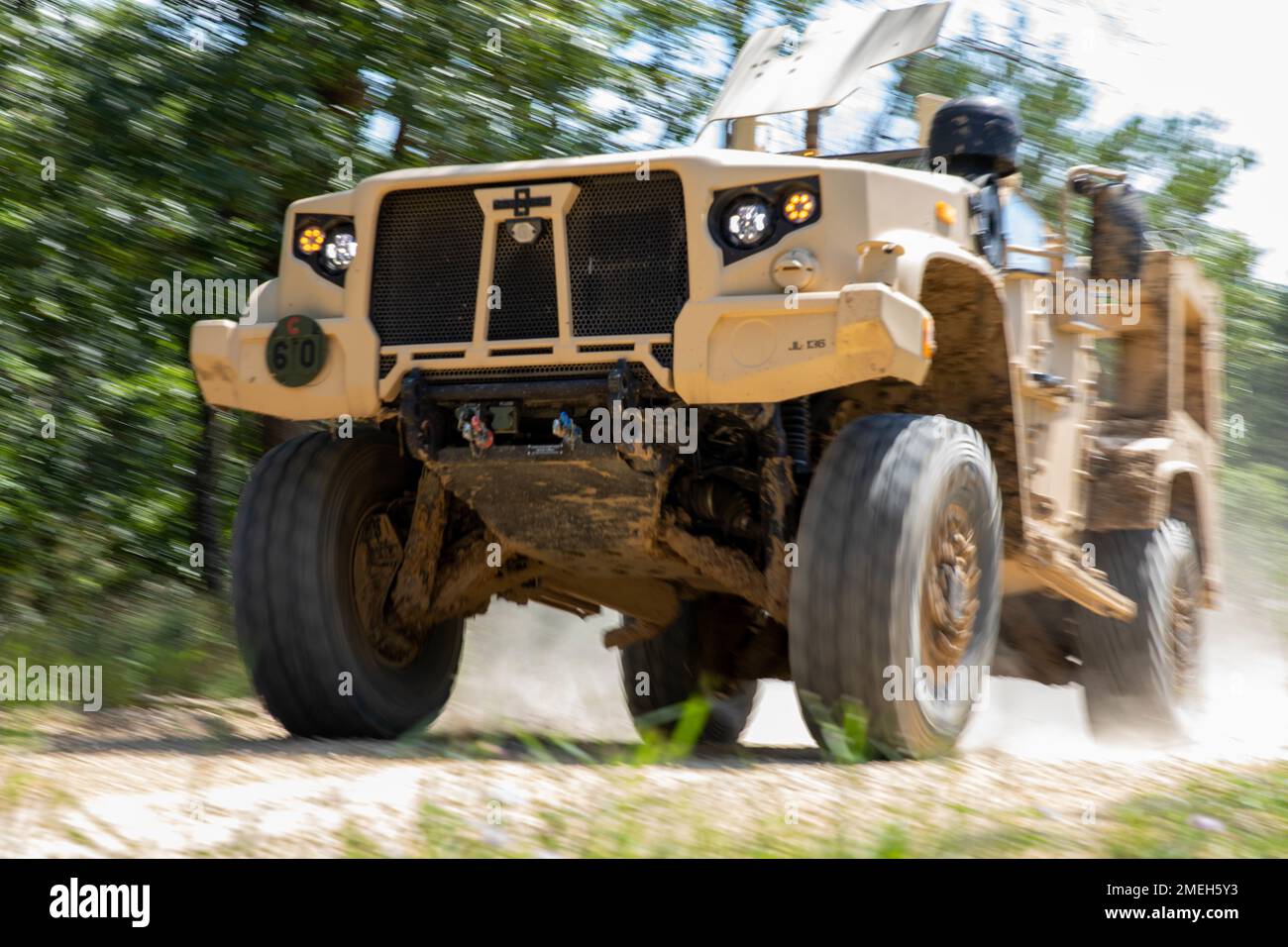 Die USA Das Joint Light Tactical Vehicle der Army zeigt seine Einsatzfähigkeit, während es am 17. August 2022 in Fort McCoy, Wisconsin, durch einen Hindernisparcours gefahren wird. Das modernisierte Design des JLTV bietet fortschrittlichen Schutz, Mobilität und Fähigkeiten für sich ständig ändernde Kampflandschaften. Die Armee gründete das Army Futures Command, um die Modernisierung der Armee voranzutreiben, indem sie eine Lernkampagne leitete, um zu verstehen, wie Technologie die Organisation und den Kampf der Armee verändern wird, um Geschwindigkeit, Reichweite, Konvergenz und Entscheidungsdominanz in der zukünftigen operativen Umgebung zu erreichen. Stockfoto