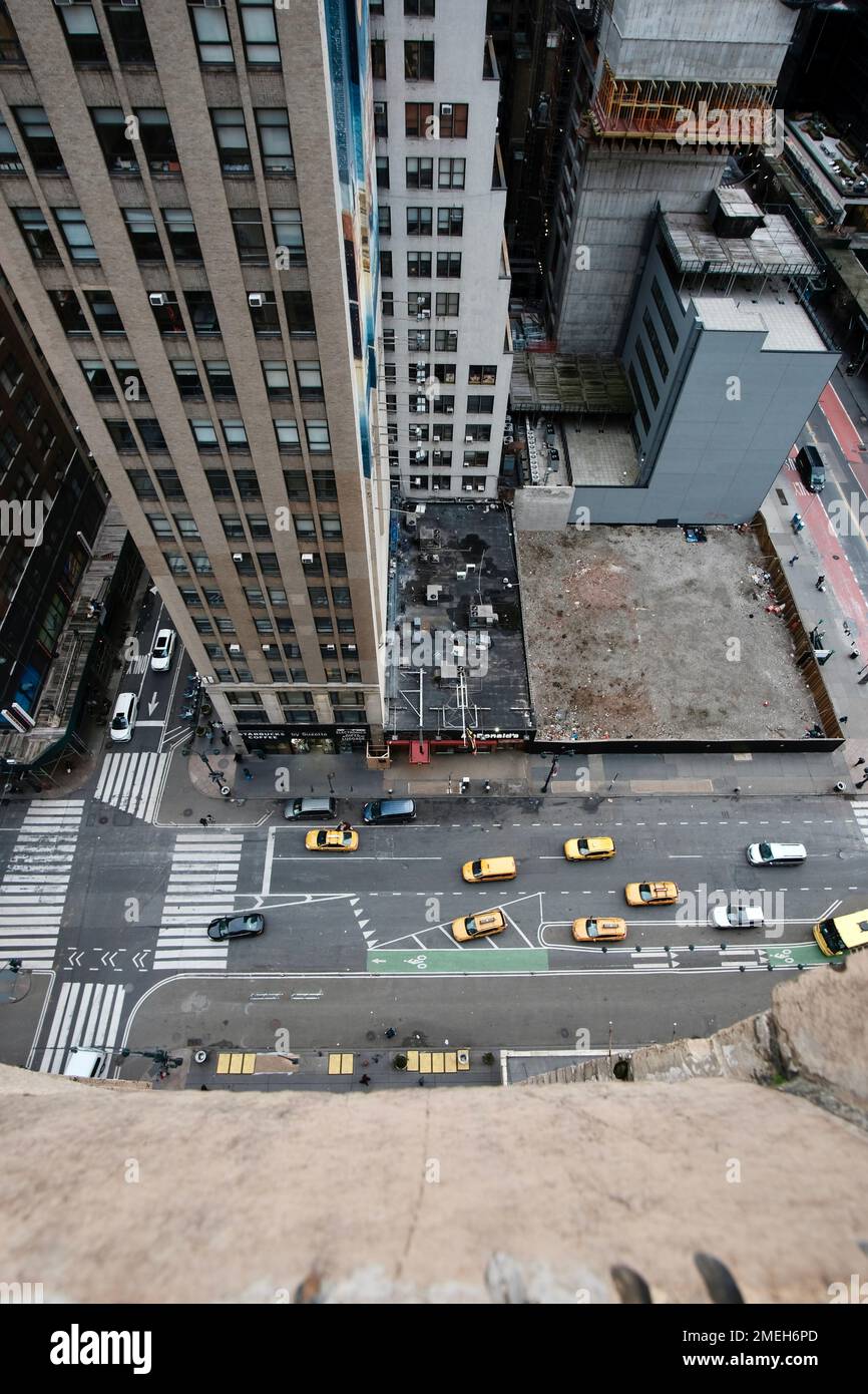 Straßenszene und gelbe Taxis auf der 9. Avenue New York Stockfoto