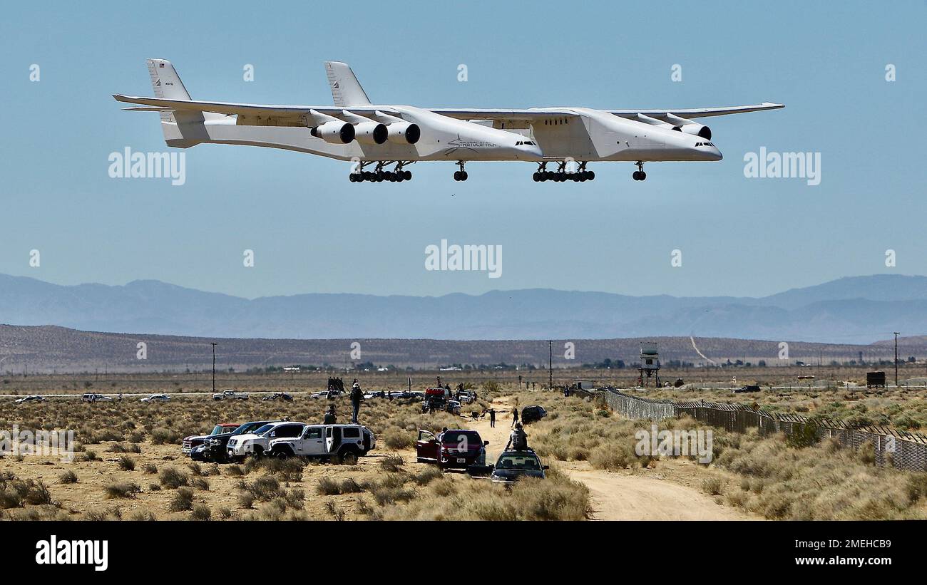 The Stratolaunch aircraft, a six-engine jet with the world's longest wingspan, lands at Mojave Air and Space Port during craft's second flight, Thursday, April 29, 2021 in Mojave, Calif. The gigantic aircraft has flew for the second time in two years. (AP Photo/Matt Hartman) Stockfoto
