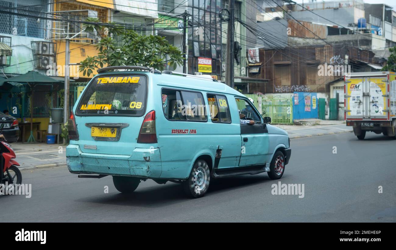 ÖFFENTLICHER NAHVERKEHR ODER BEKANNT ALS ANGKOT IN JAKARTA, INDONESIEN Stockfoto